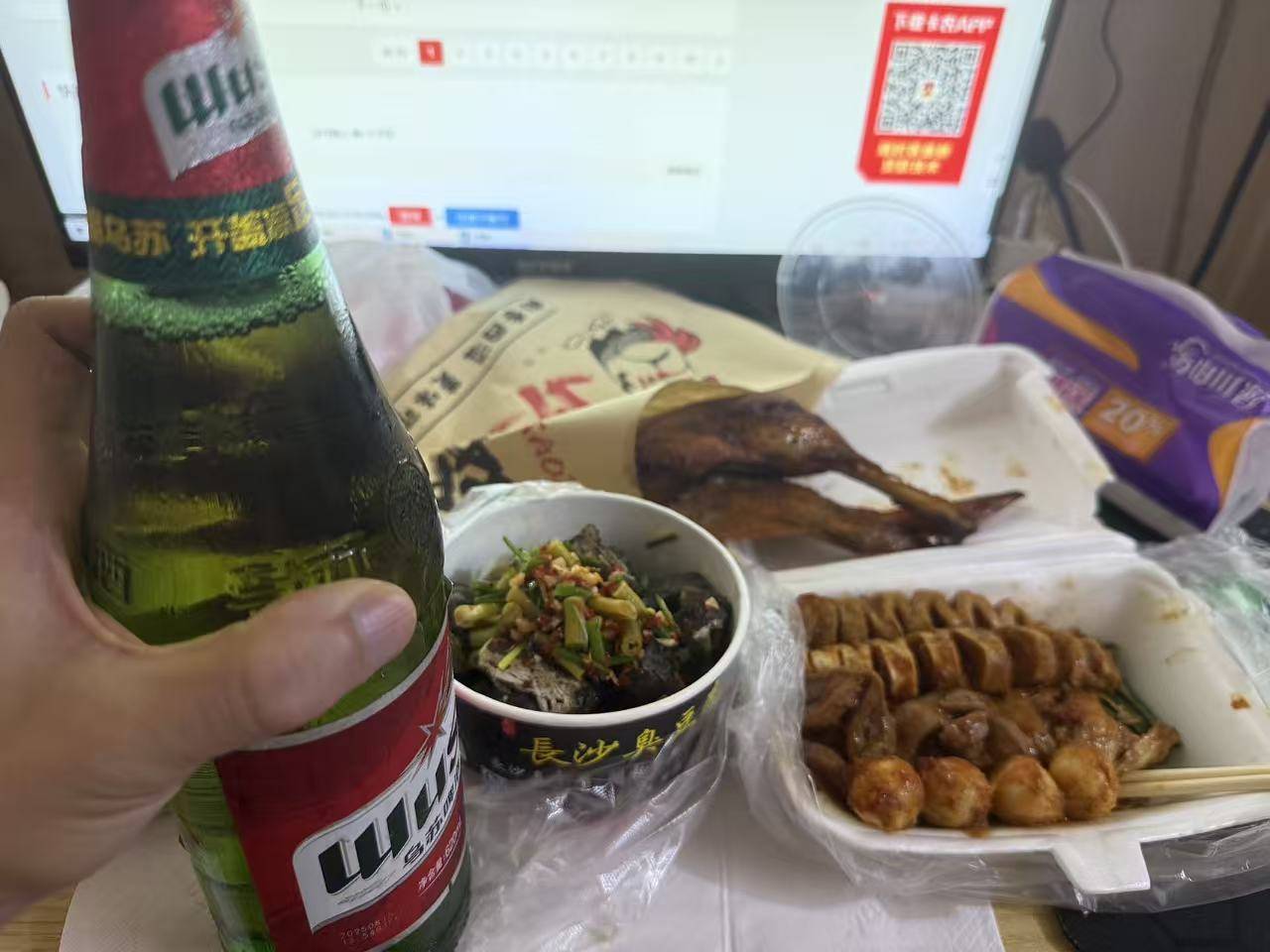 日子也是一天一天好起来，现在都喝的起大绿棒了

69 / 作者:条野太狼 / 