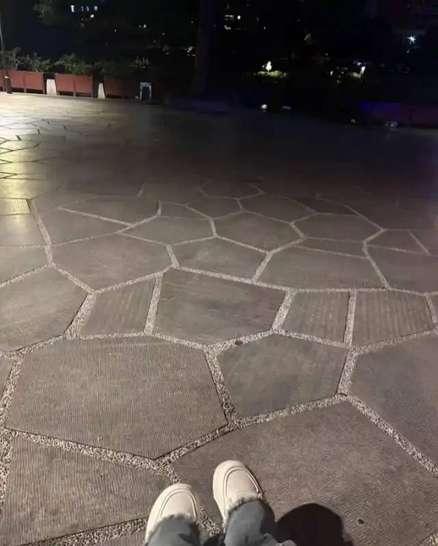 刚出社会找工作被开除了2，3次已经4天没吃饭了，身上只有2块钱了，没地方去每天睡公共16 / 作者:林小杜的 / 