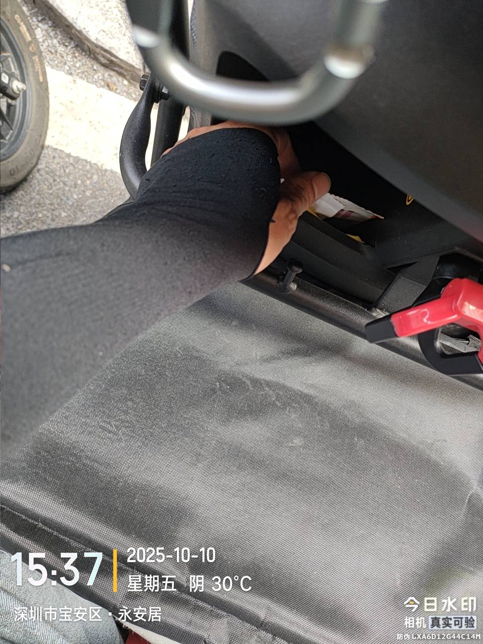 这些扫楼的是真恶心，一天天不是乱贴小卡片就是到处乱塞这些恶心的东西，我真是抓到非30 / 作者:叶天辰 / 