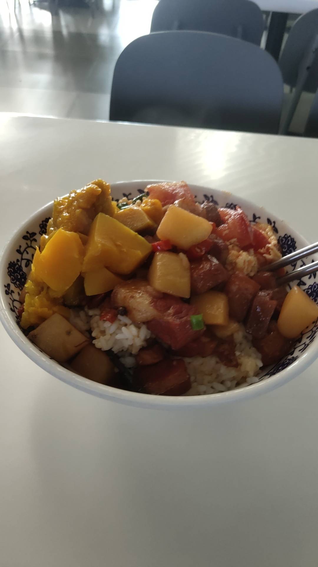也是吃上免费的饭，免费的宿舍了，至少能混4天


33 / 作者:日了中子星 / 