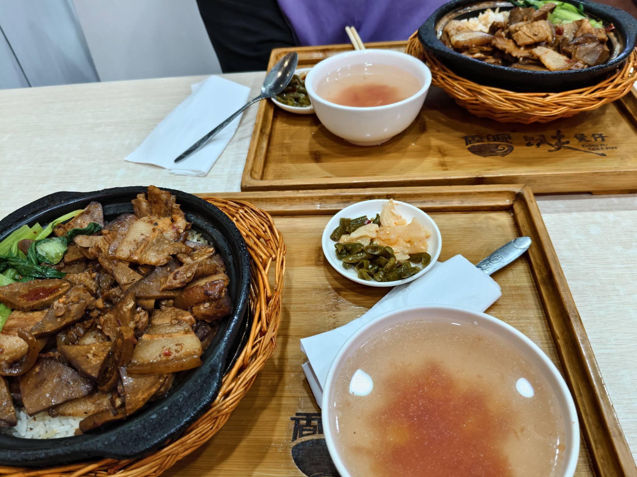 挂壁厂伙食太差了，今天下早班和同事出去吃个煲仔饭，附近也很偏，外卖也没几家店，哎10 / 作者:网恋被骗五千块 / 