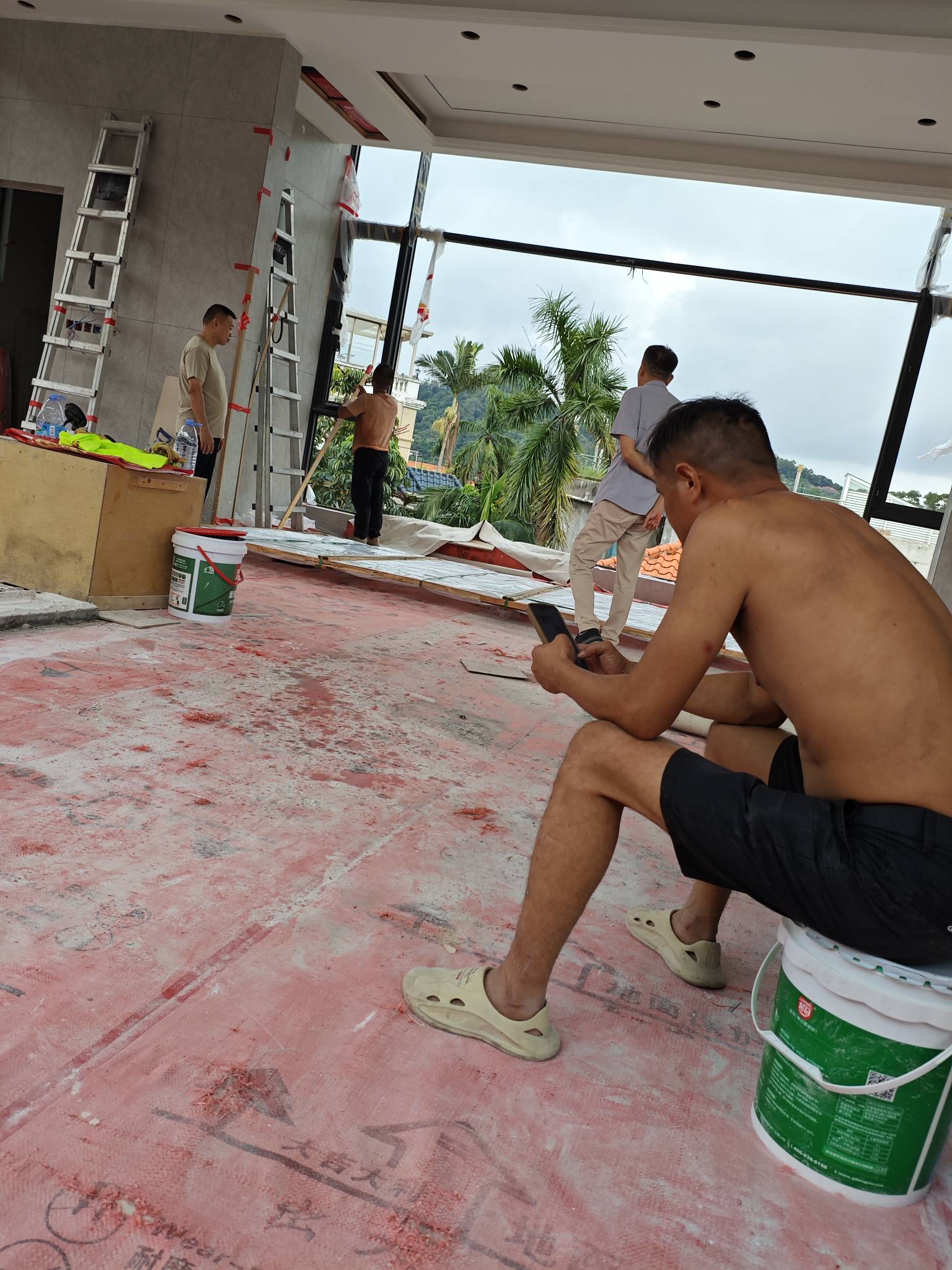 人家建的小别墅，1000多斤的玻璃，要不是我早上5点多赶过来又干了半天，真搞不了

86 / 作者:天空之城@ / 
