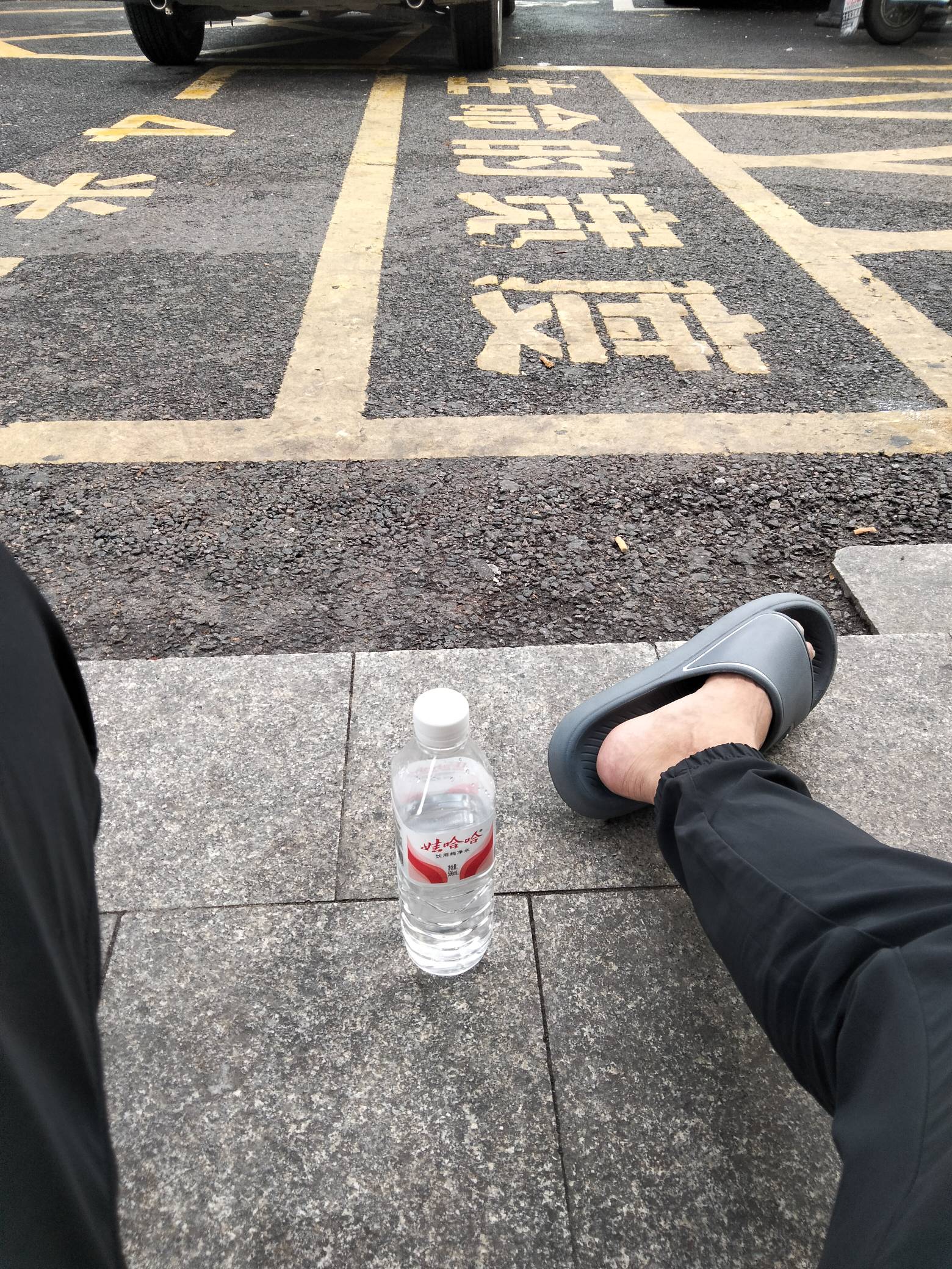 今天不上班休息一天，坐在小卖部门口发呆，感觉进厂打螺丝一个月几千块也改变不了什么8 / 作者:君子之交淡如水 / 