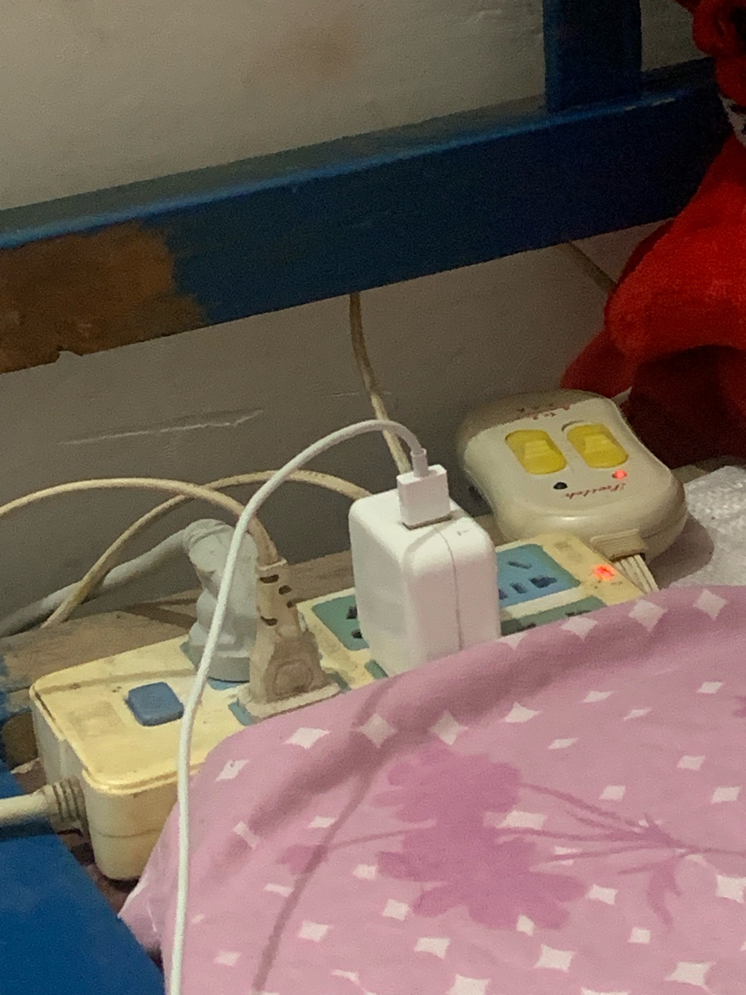 河南冻死了 给我冻感冒了 赶紧把我的电热毯铺上开开 空调制热打开 出出汗


7 / 作者:东南亚第一猛男 / 