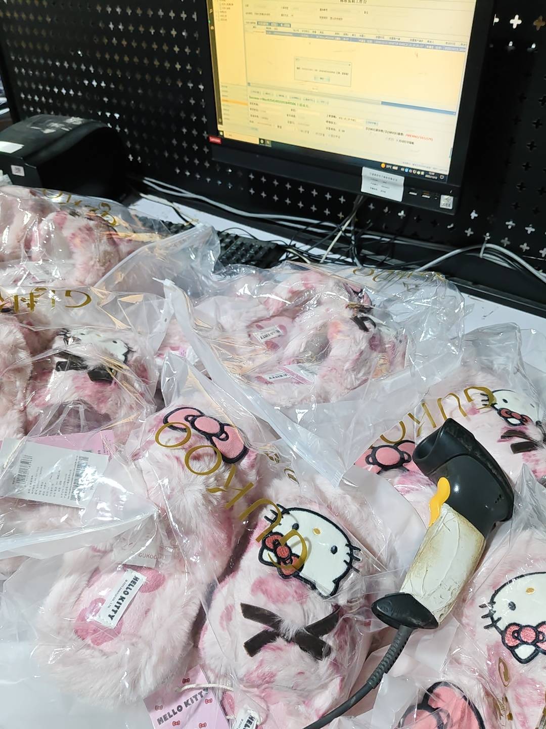 老公们天冷了，下单买一双送给女朋友吧，没女朋友的也买，不然小老弟没货扫了

44 / 作者:网恋被骗五千块 / 