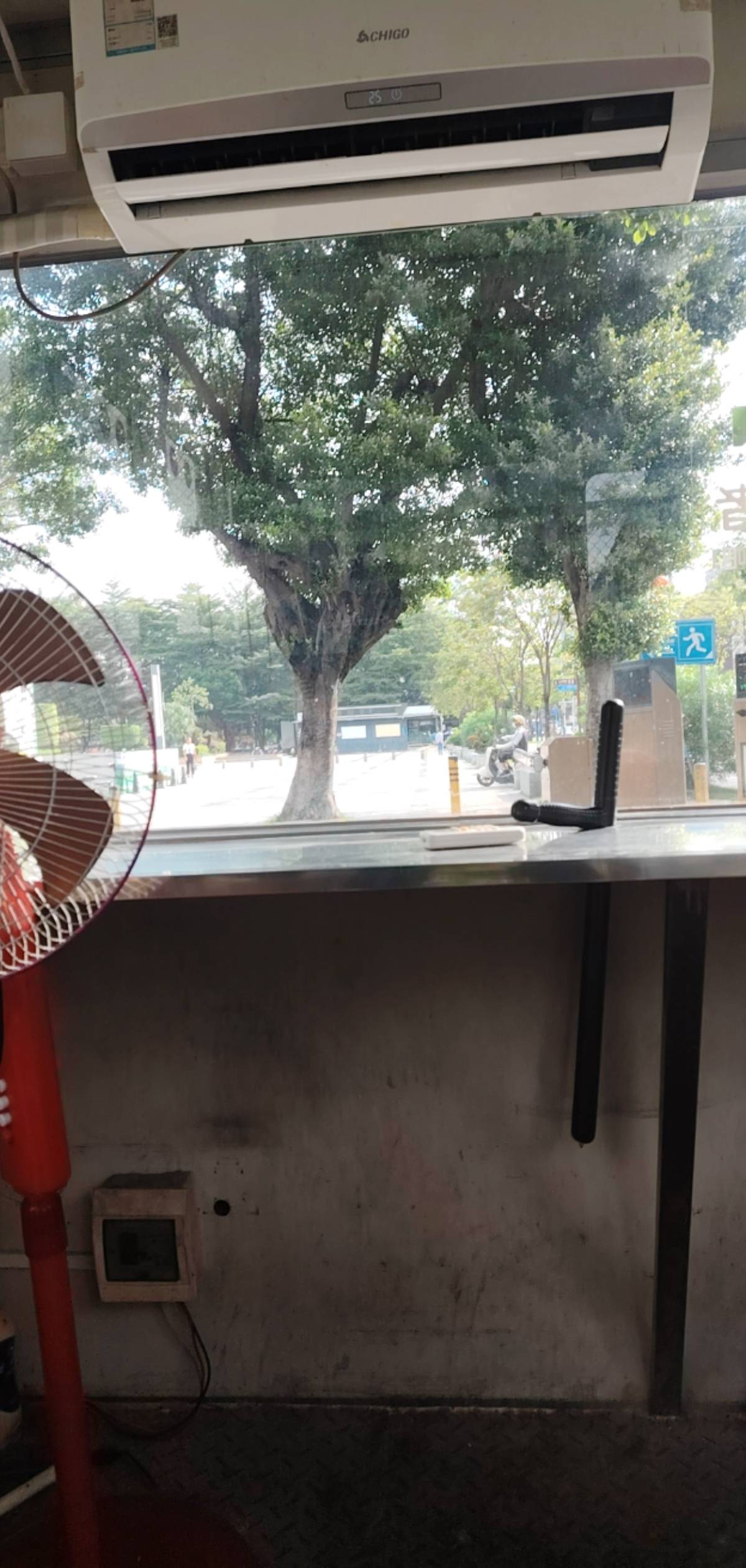 没毛的日子只能来干挂b保安了，有大毛直接打道回府躺床上

18 / 作者:我不是挂壁仔 / 