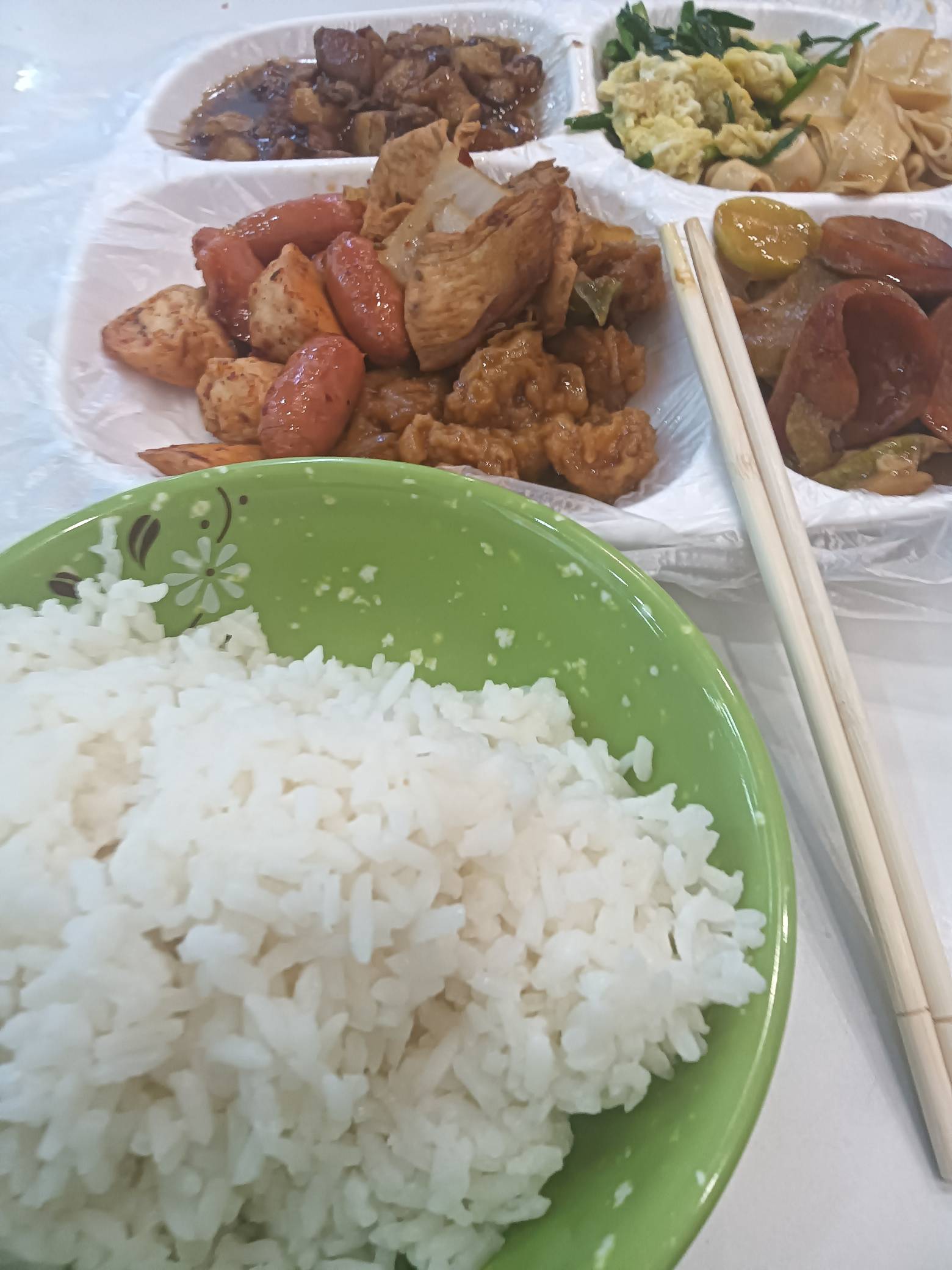就吃饭这点好，13块钱的自助盒饭，遍地都是店铺，五六十种菜品随便吃，有的店15元能达71 / 作者:变了格局小了 / 