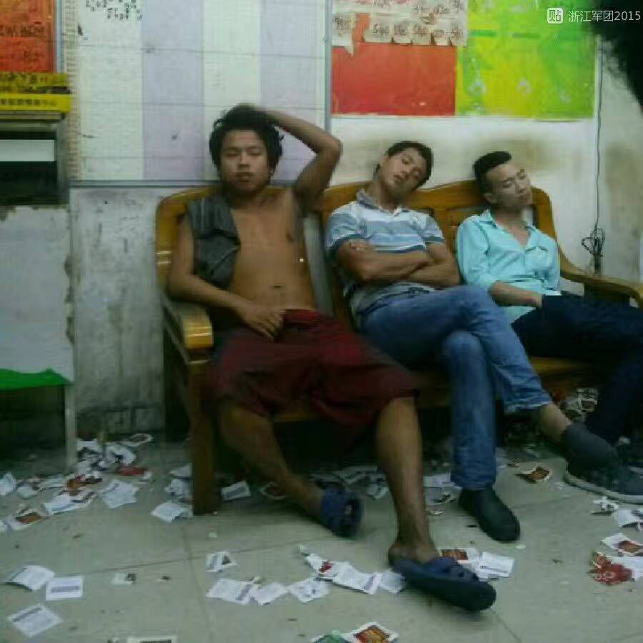 你可以笑老哥，可以踩老哥，甚至可以骂老哥，但是你敢妨碍老哥申毛吃猪脚饭，你看老哥34 / 作者:腾霄又是孙悟空 / 