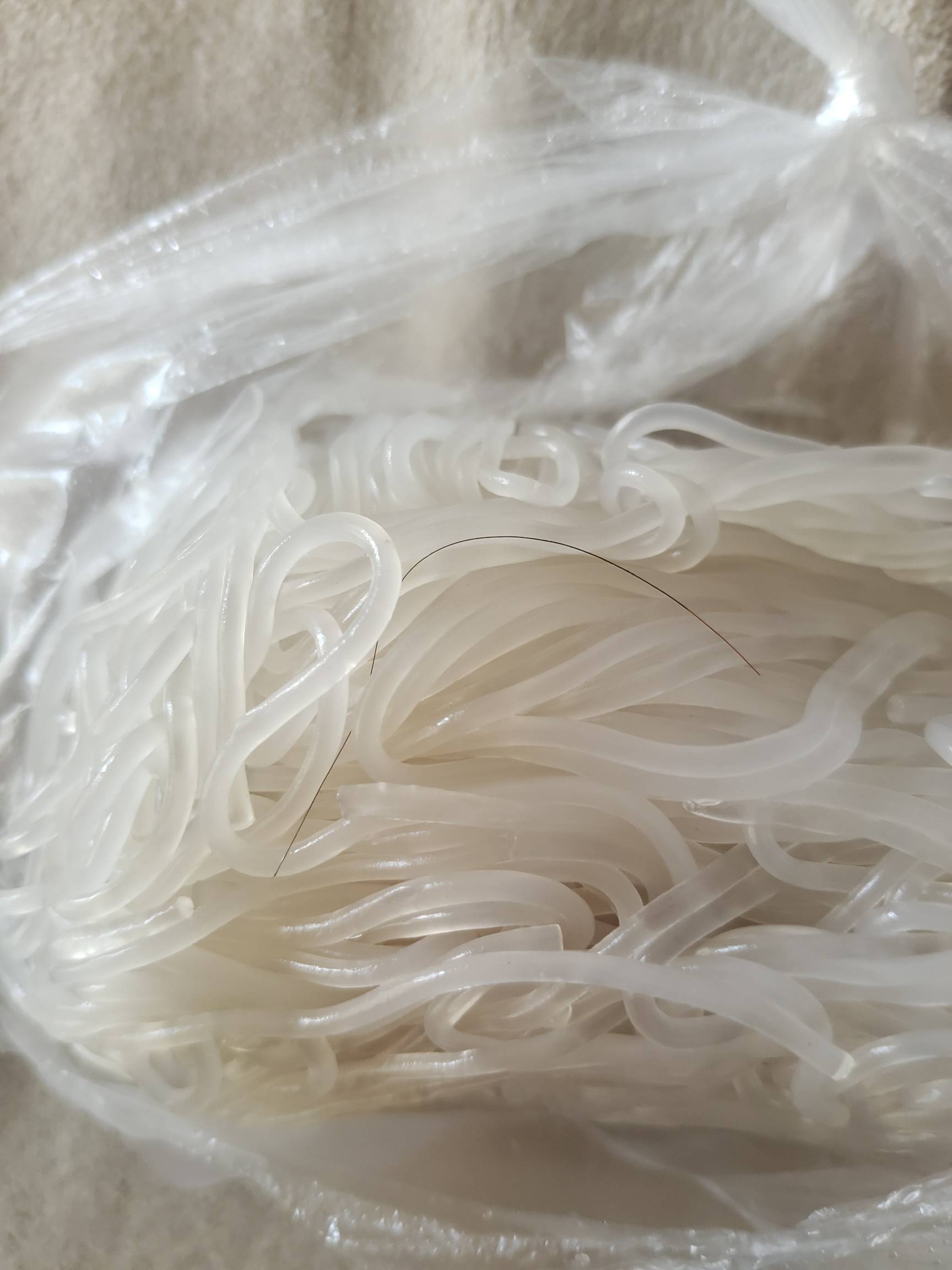 早上点了一份粉丝锅贴，打开袋子就看到一根头发，申请退款老板堂而皇之地拒绝


24 / 作者:不为谁停留 / 