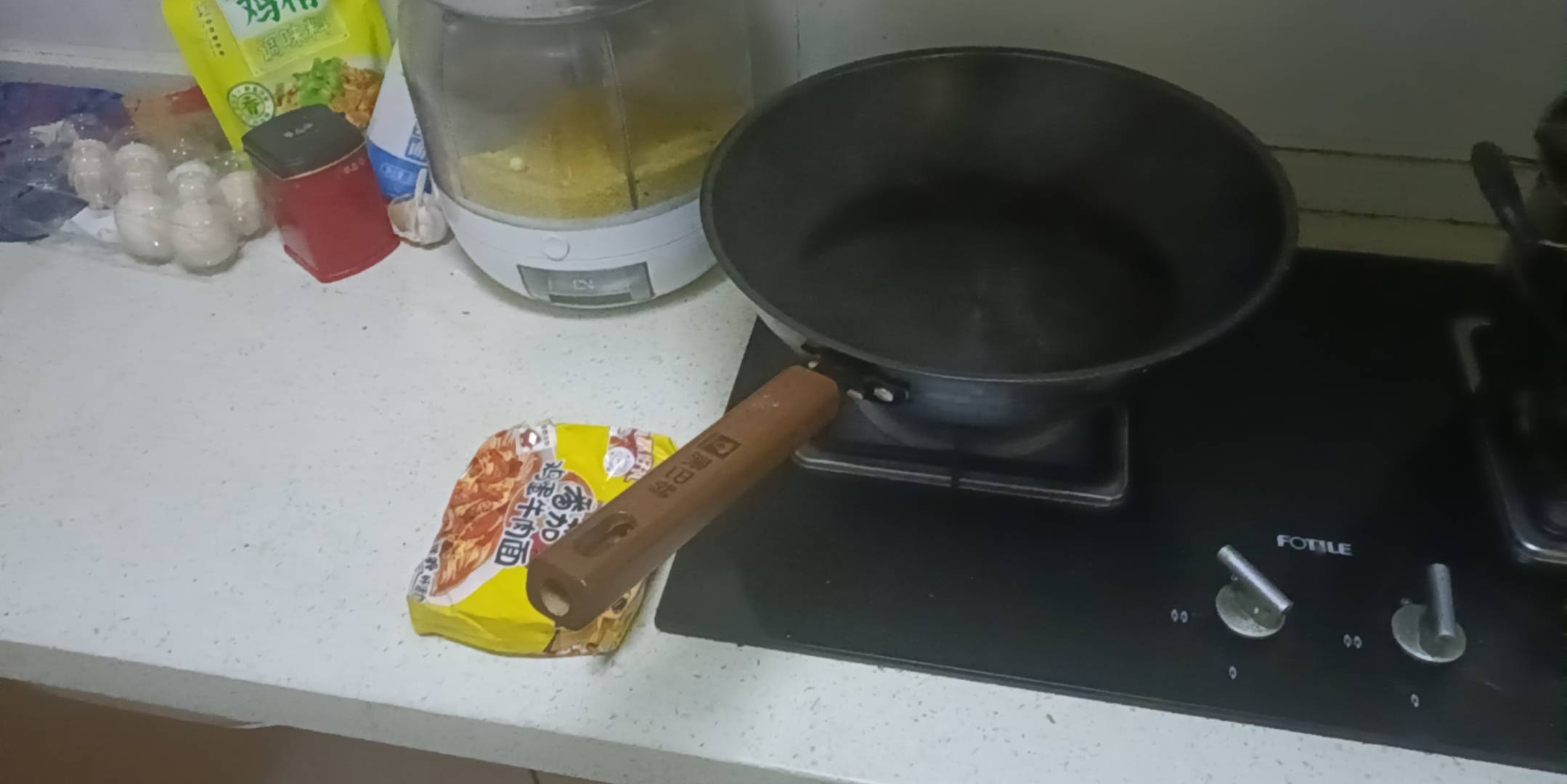 终于也是吃上泡面，生活好起来了

1 / 作者:顾小贝 / 