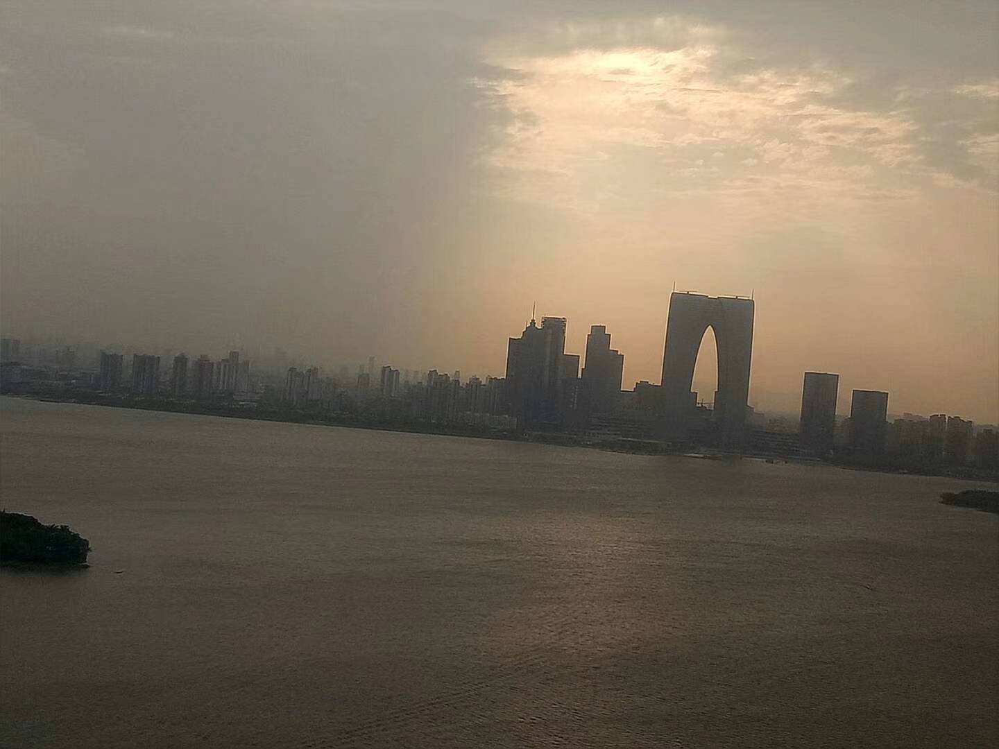 喜讯重大喜讯，明天东莞降温了

19 / 作者:余生是 / 