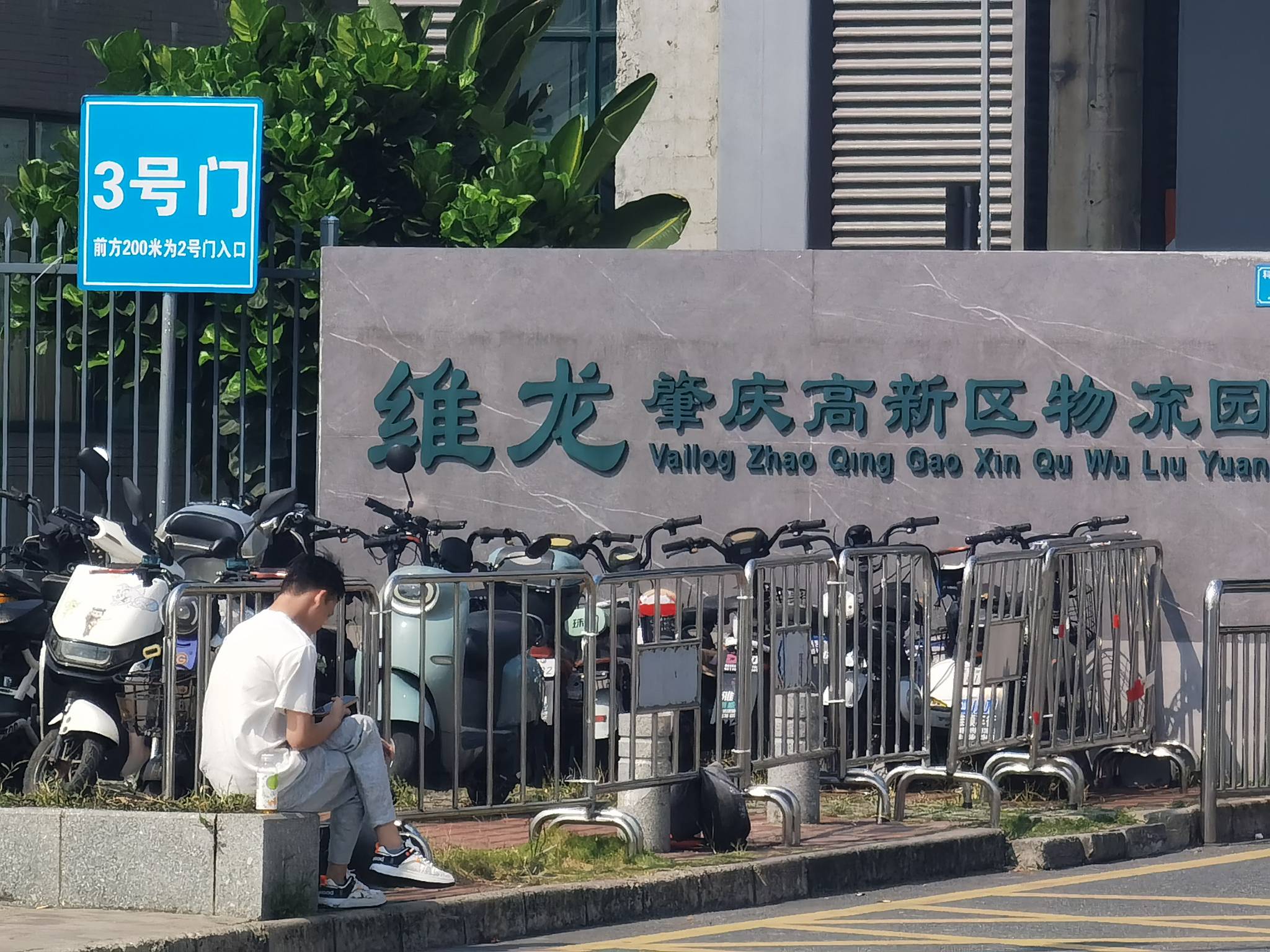 时隔一年半又回来了。28块包吃住先干俩个月，有个挂壁老哥没做过估计扛不住

37 / 作者:凤鸣 / 