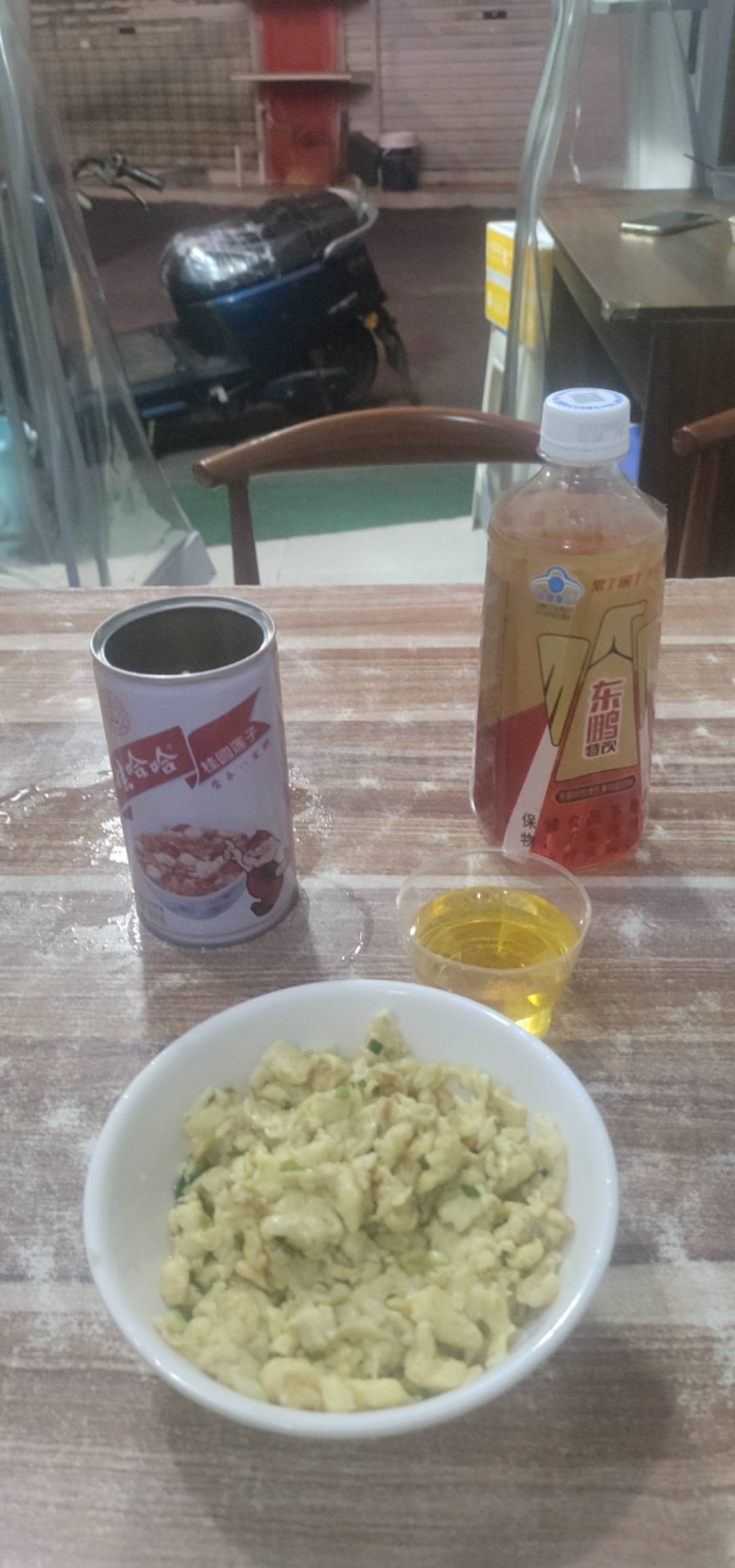最早的早餐店一点钟就开门了，吃个炒糯米饭要8块，我觉得有点贵，正好我想起来加鸡蛋98 / 作者:坤坤爱打球啊啊 / 