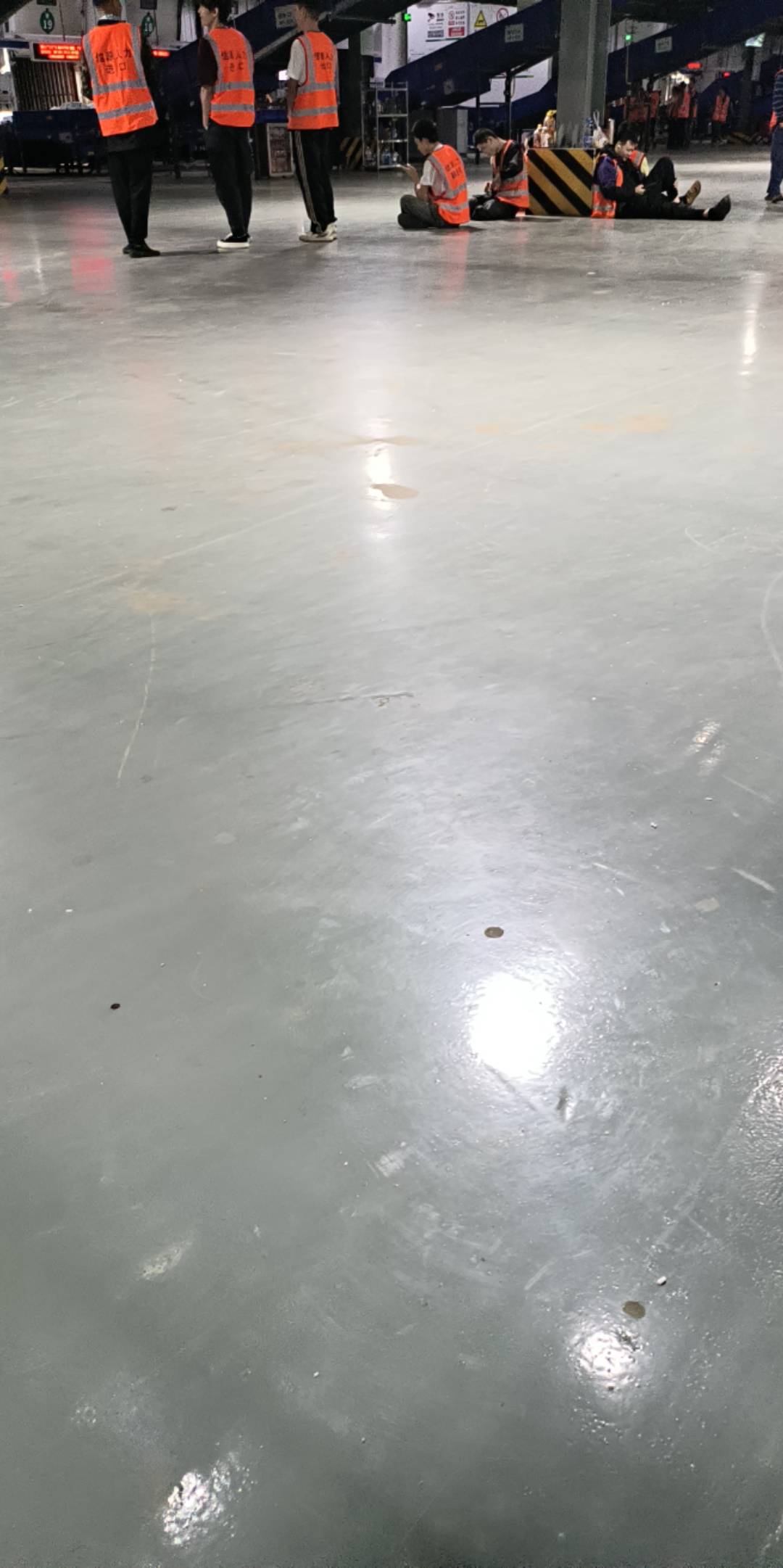 广州好冷，外套长袖都没有，在外面发传单6个小时才100，吃饭花30两顿，水6两瓶。11-13100 / 作者:大哥让我先跑 / 