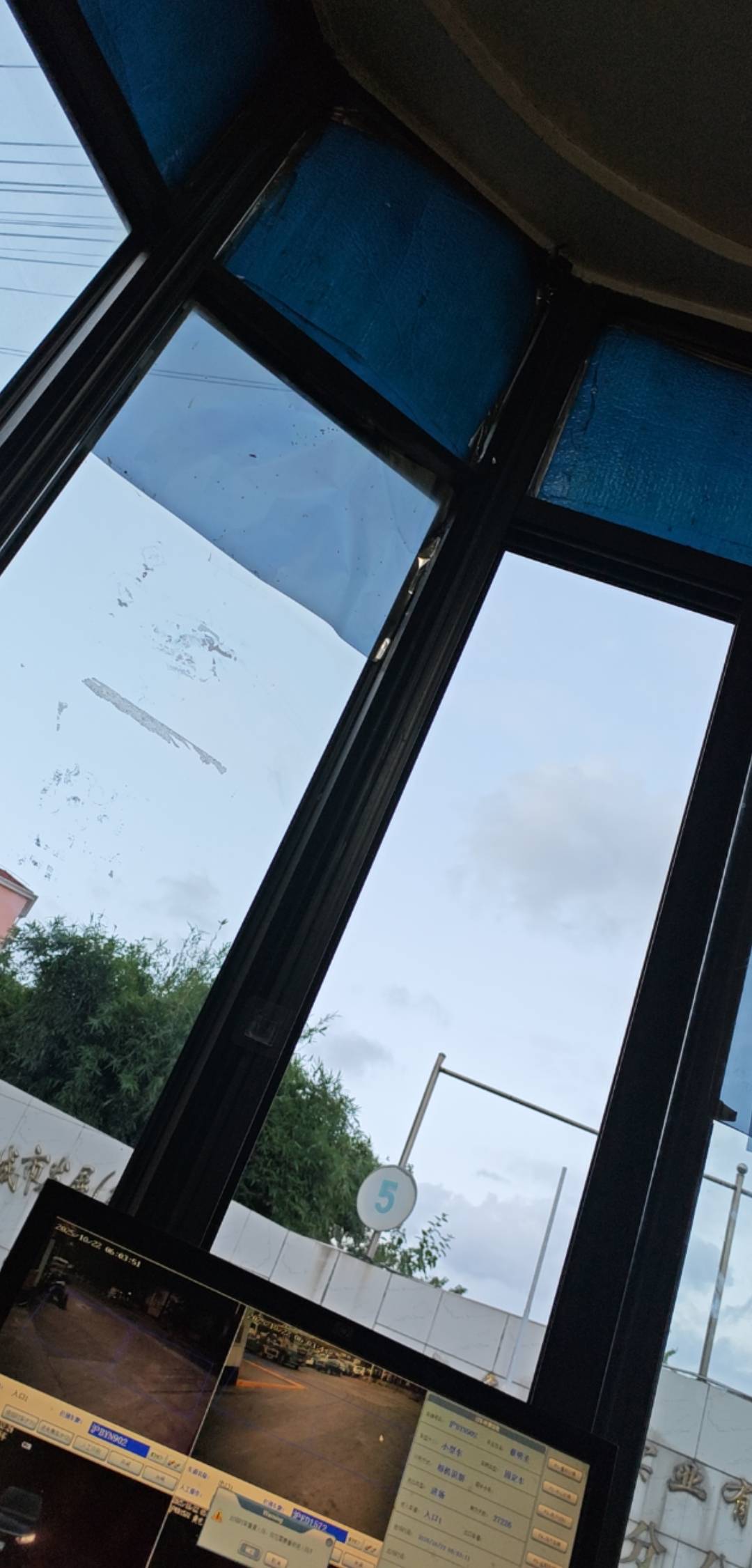 美滋滋，4个保底6，最后一个12。下班又可以改善伙食了。


27 / 作者:lllk. / 