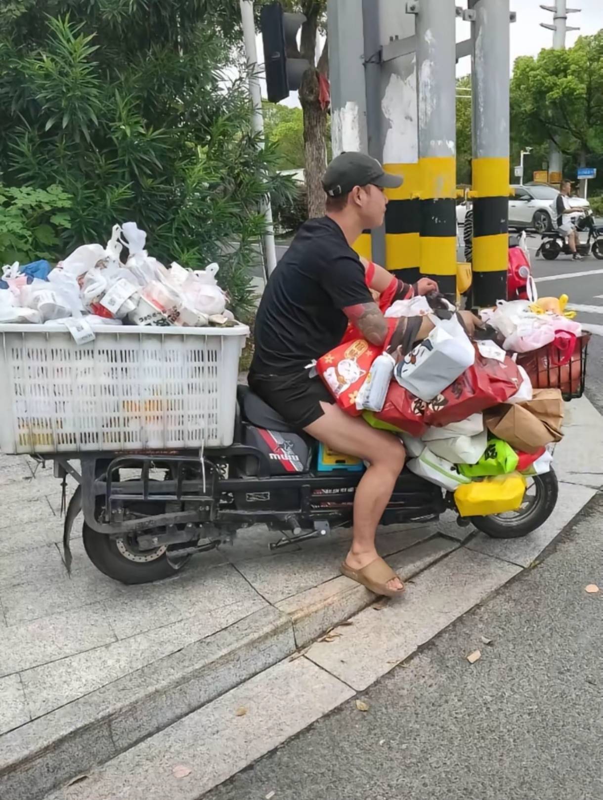羊毛末日了还不出来跑外卖，爆单了


71 / 作者:几把毛都没有绝望了 / 