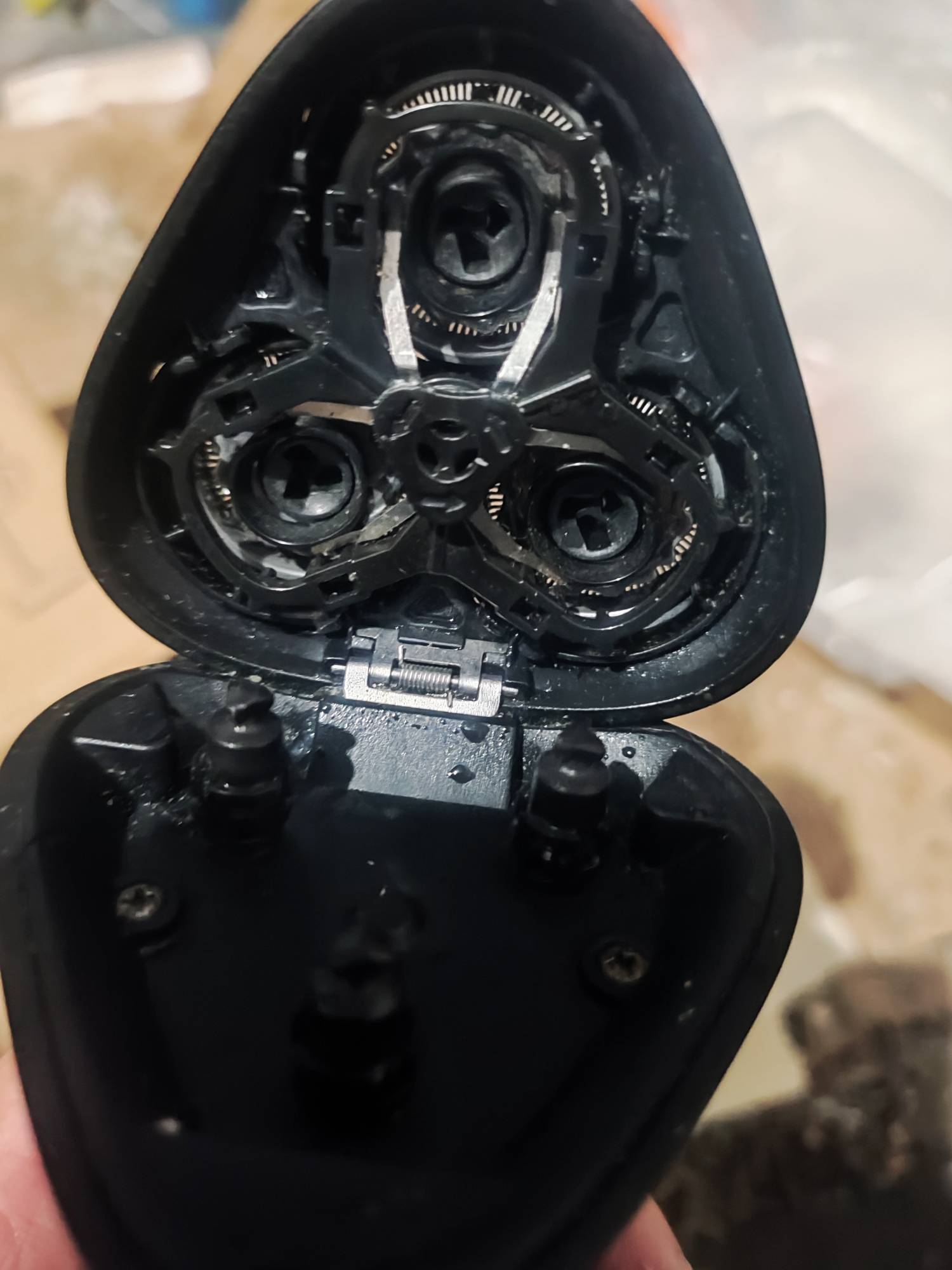 这刮胡刀原来上面得拆下来清理，我都是冲一下，刚才直接转不动了

24 / 作者:演技墨兰 / 