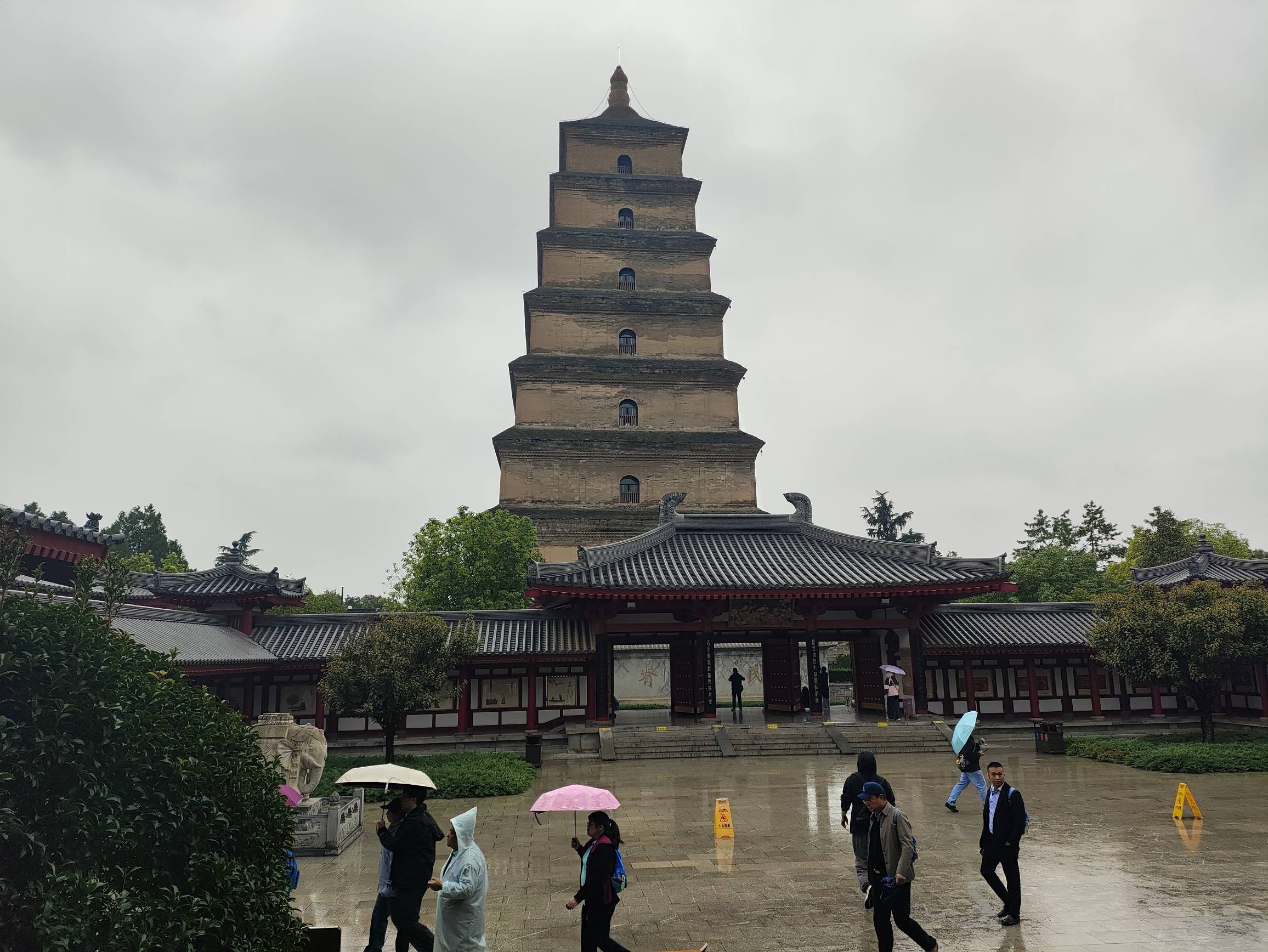 苹果一到出手立马开启南下之旅，上月去了西安，去了西安特色莎莎舞，去了吉祥村找了一97 / 作者:会飞的大鲨鱼 / 