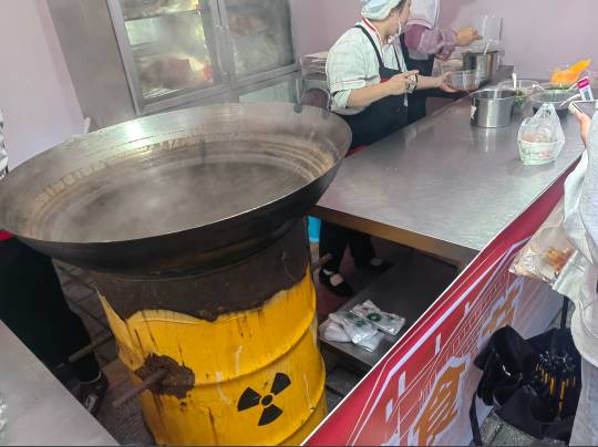 老哥们出来吃夜宵了，他这是什么锅啊，不烧柴也不插电，还能烧热

49 / 作者:假老哥真挂壁 / 