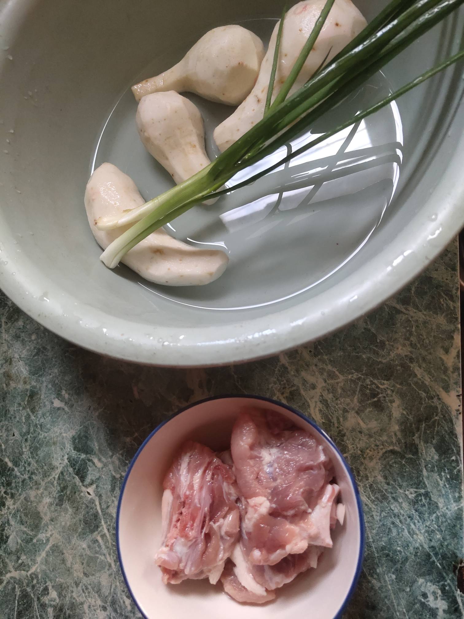 挂壁仔之日常中饭又开始了，几个芋艿和少许骨头又是一餐过了

36 / 作者:一路向前8 / 