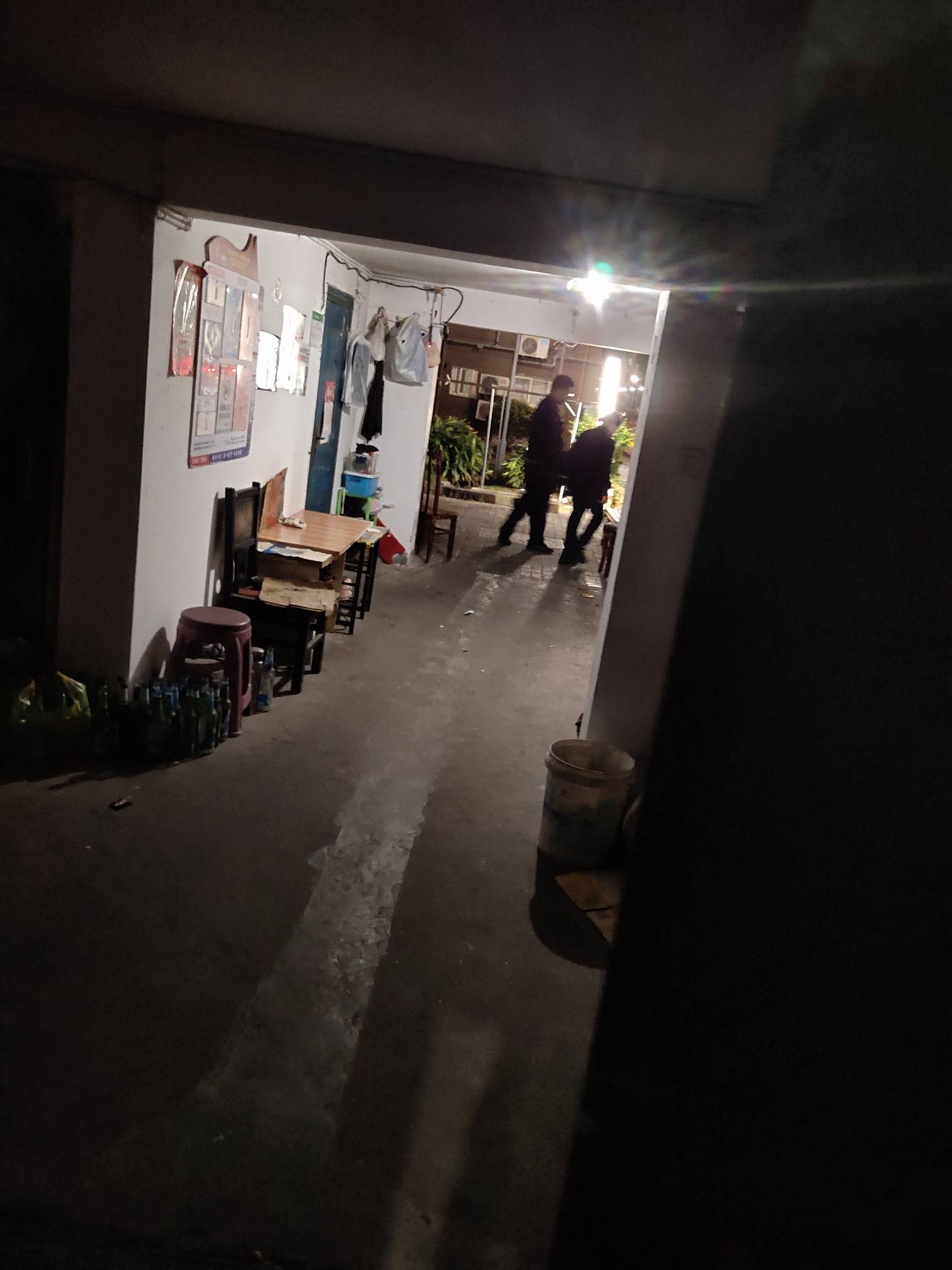 两个叔叔，找我聊了半个小时，把我手机东西删完了，连ibox都不能留，空壳都得删掉，真0 / 作者:日了中子星 / 