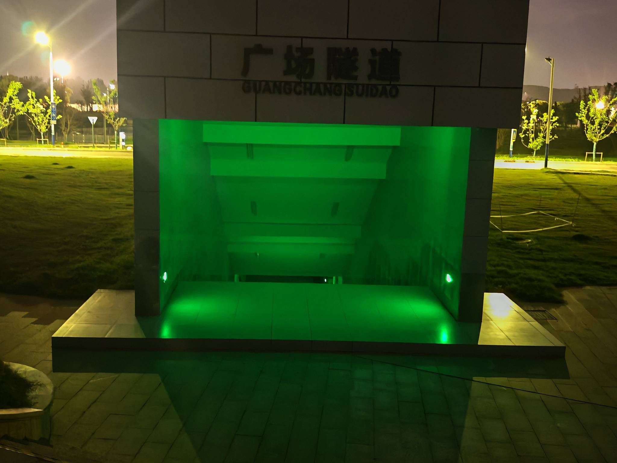 小时候总是躲着村口的那些老光棍，觉得他们脑子有问题，现在好了，我也是了

62 / 作者:生活好难呀 / 