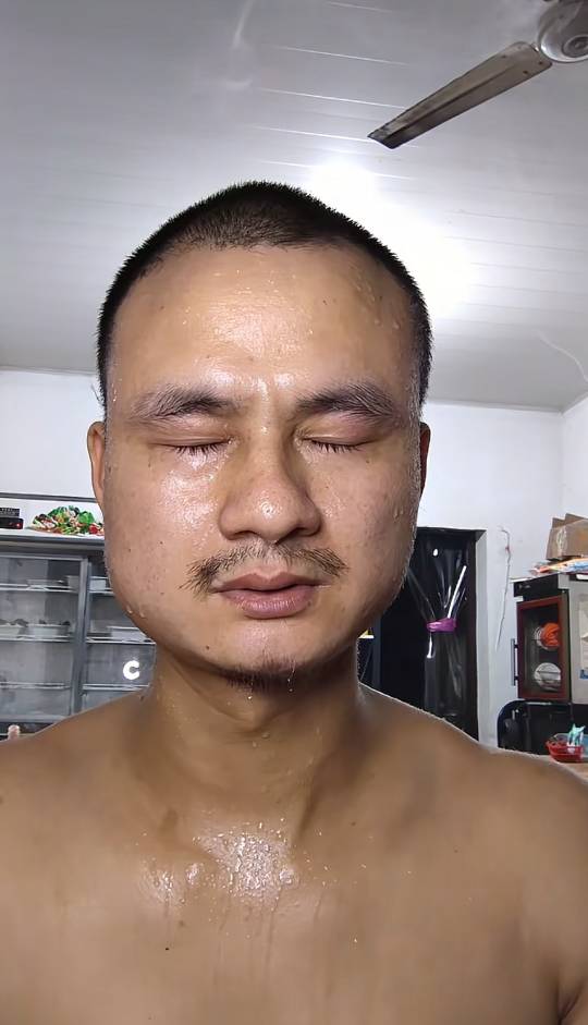 网吧天天有个挂壁老哥像个沙子我真是服了，每次打游戏玩键盘用手砸的，按个空格键几秒34 / 作者:理理理66 / 