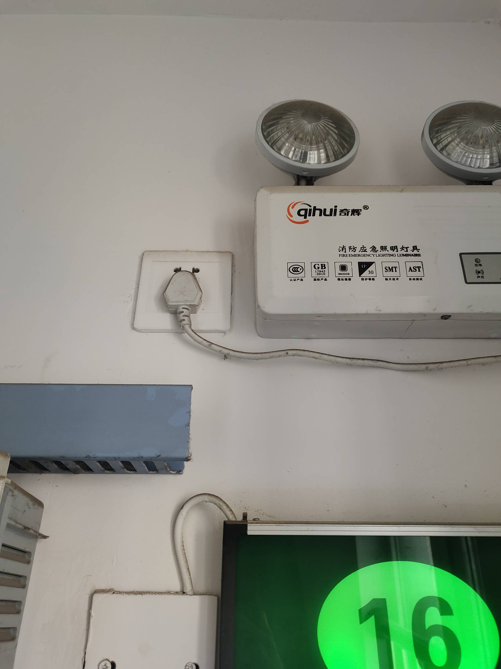 东莞的公厕插口都封的死死的，怎么充电？


3 / 作者:太上皇上 / 