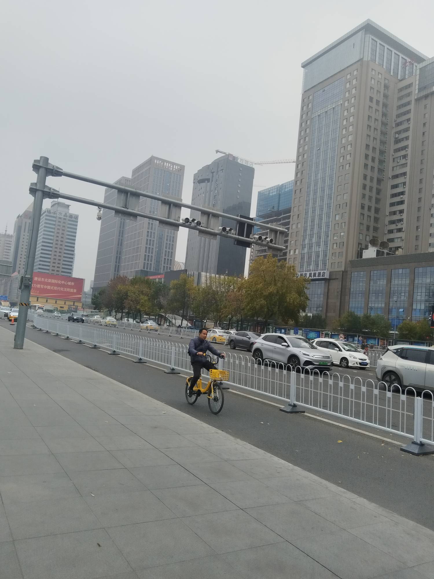 沈阳北站，简直是银行一条街啊。渤海银行，光大银行，渣打银行。各办一张卡。

11 / 作者:两只猴子 / 