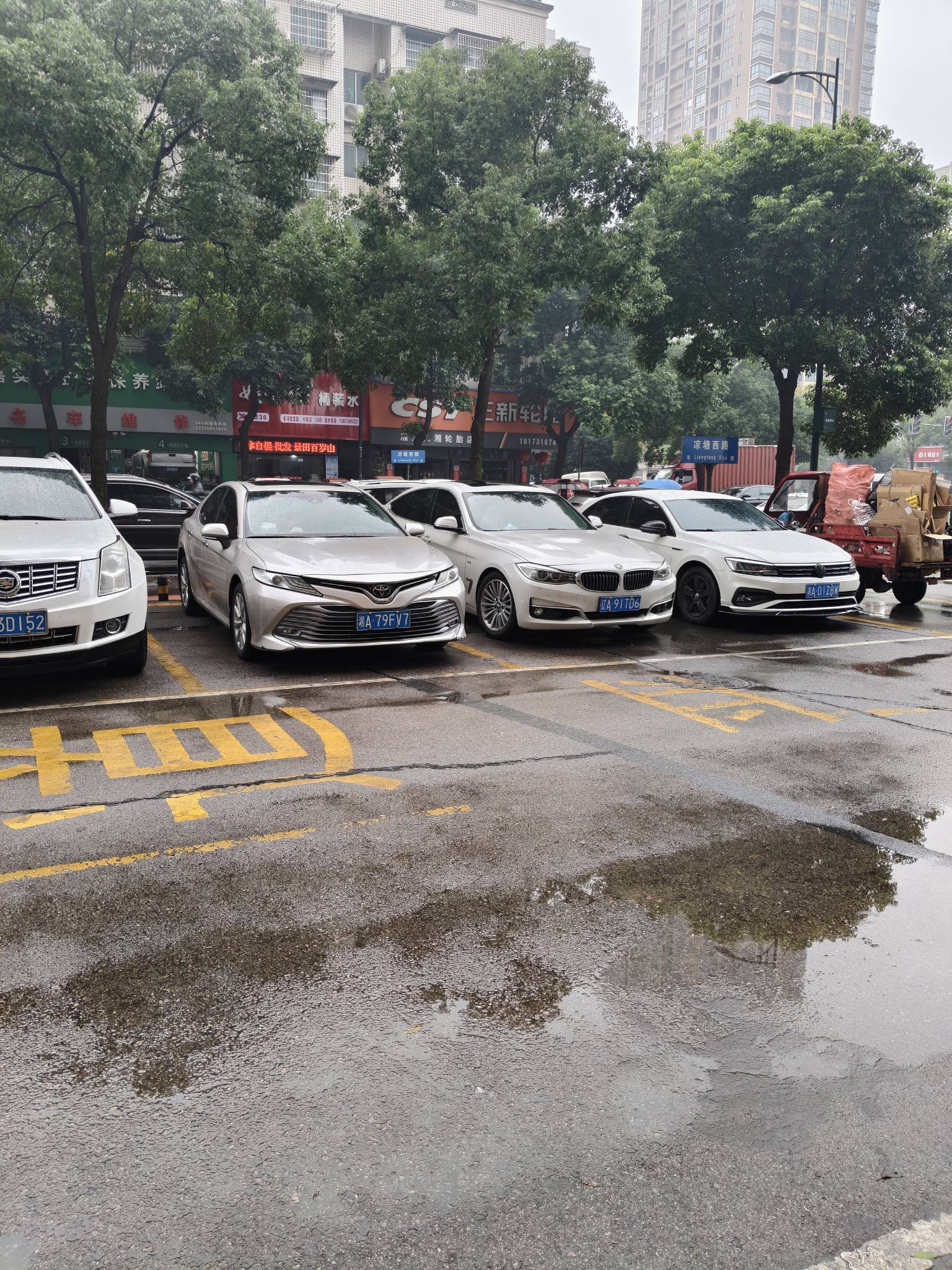 刚刚在旁边听到了这一车废品23块。哈哈不知道废品佬赚了几块？

99 / 作者:我呢我呢手机 / 