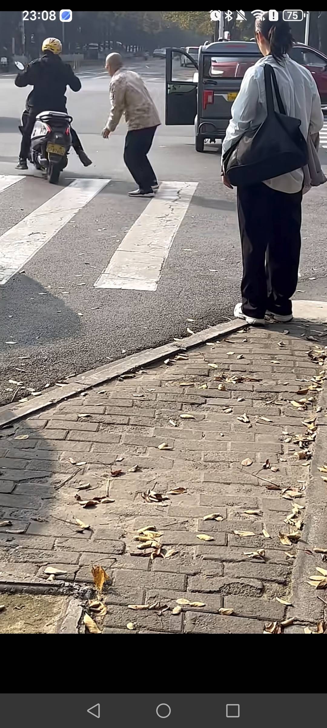 哈哈哈，大爷今晚气的睡不着了，踢着二弟了


32 / 作者:挂比了救我鸭 / 