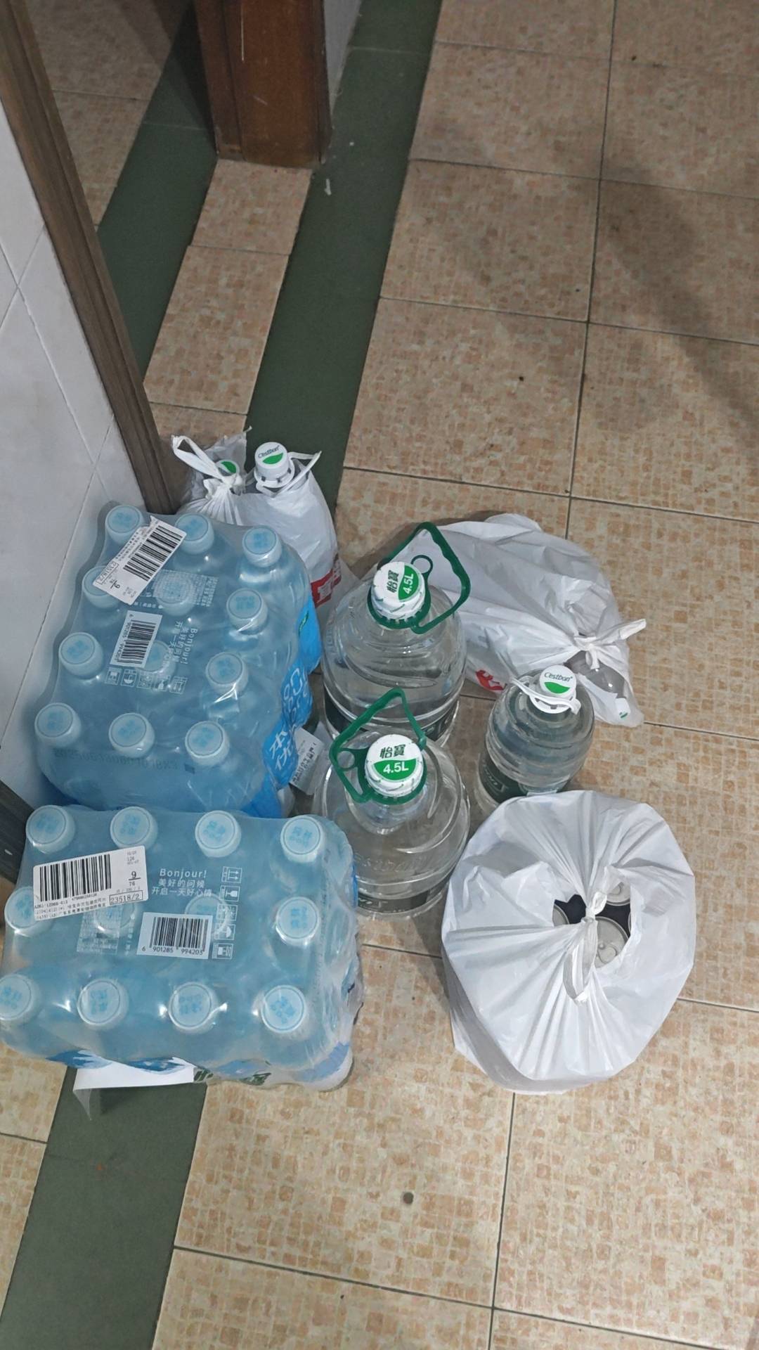 买了2单水1单肥宅水，90多斤，一个骑手送的，敲门敲的老大声了不敢出去



31 / 作者:54088啊 / 