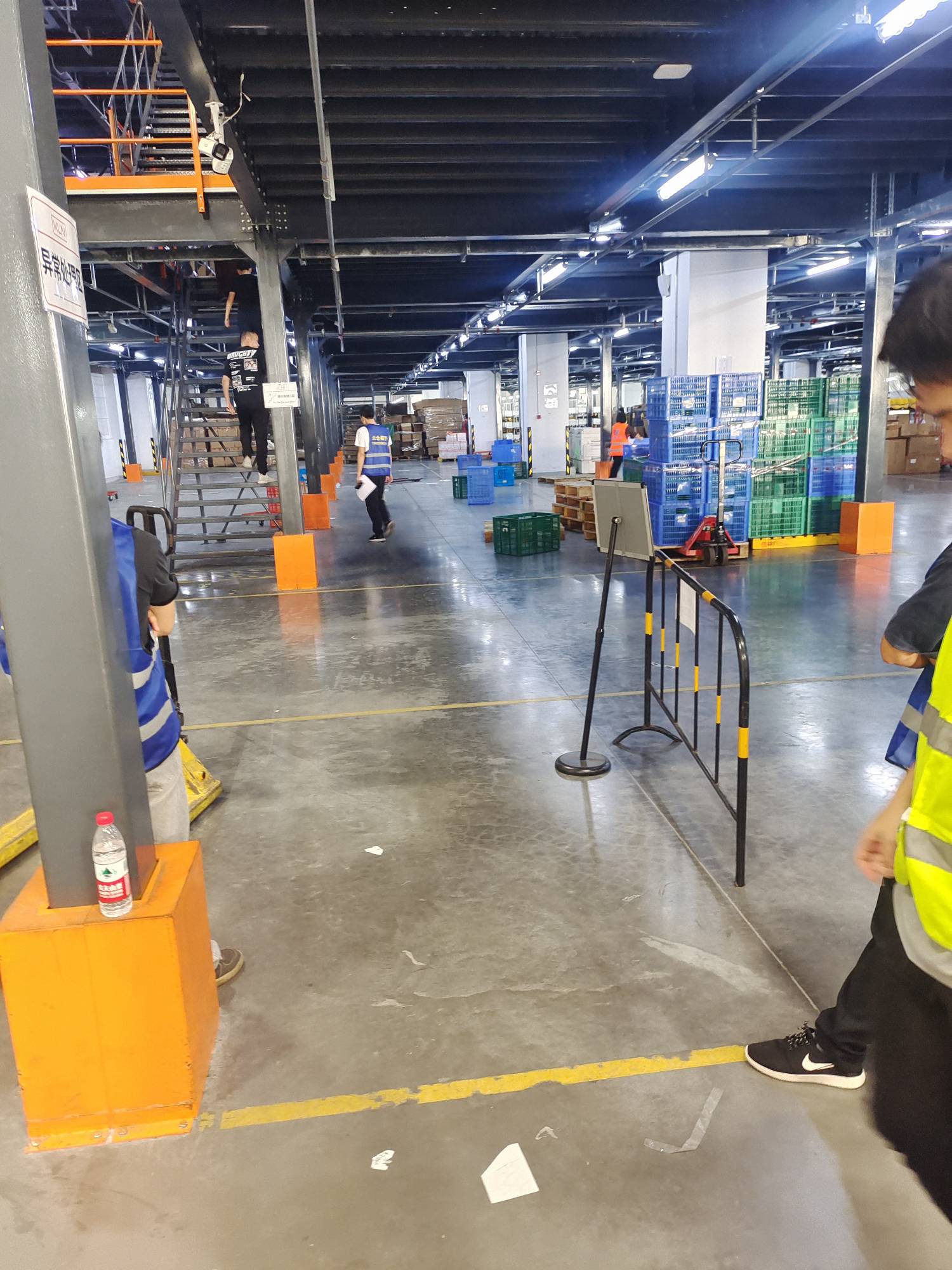 12小时苟都不干的活   还是要干了   顶不住了   一个月申请毛吃了交了房租就没了   外100 / 作者:工会经费发 / 