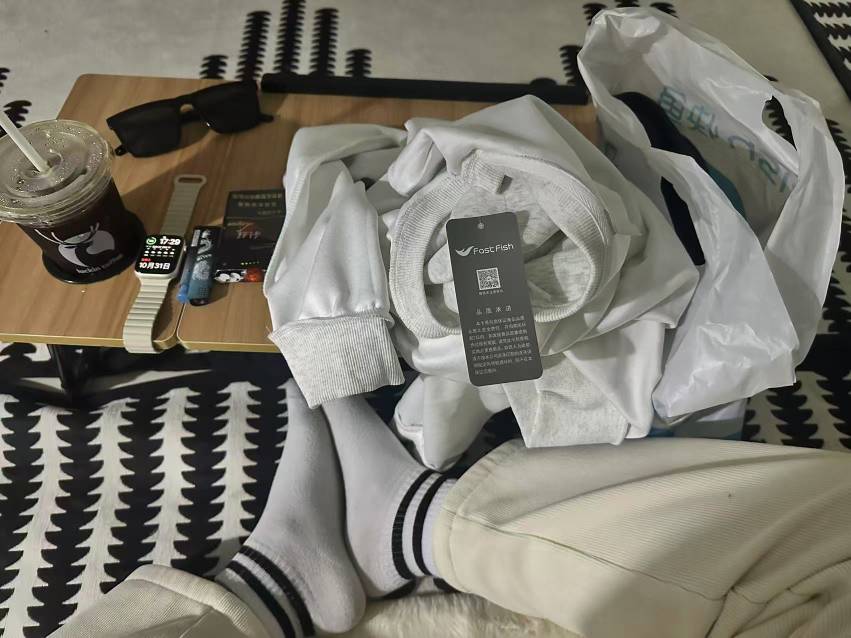 刚去实体店买几件挂壁衣服，明天提桶去报道第一天上岗穿体面点

20 / 作者:卡农-小怪 / 