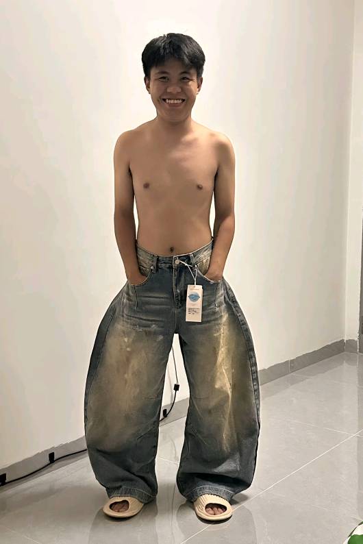 赶个时髦，也买条最近流行的弯刀裤试试

8 / 作者:基基肯压基 / 