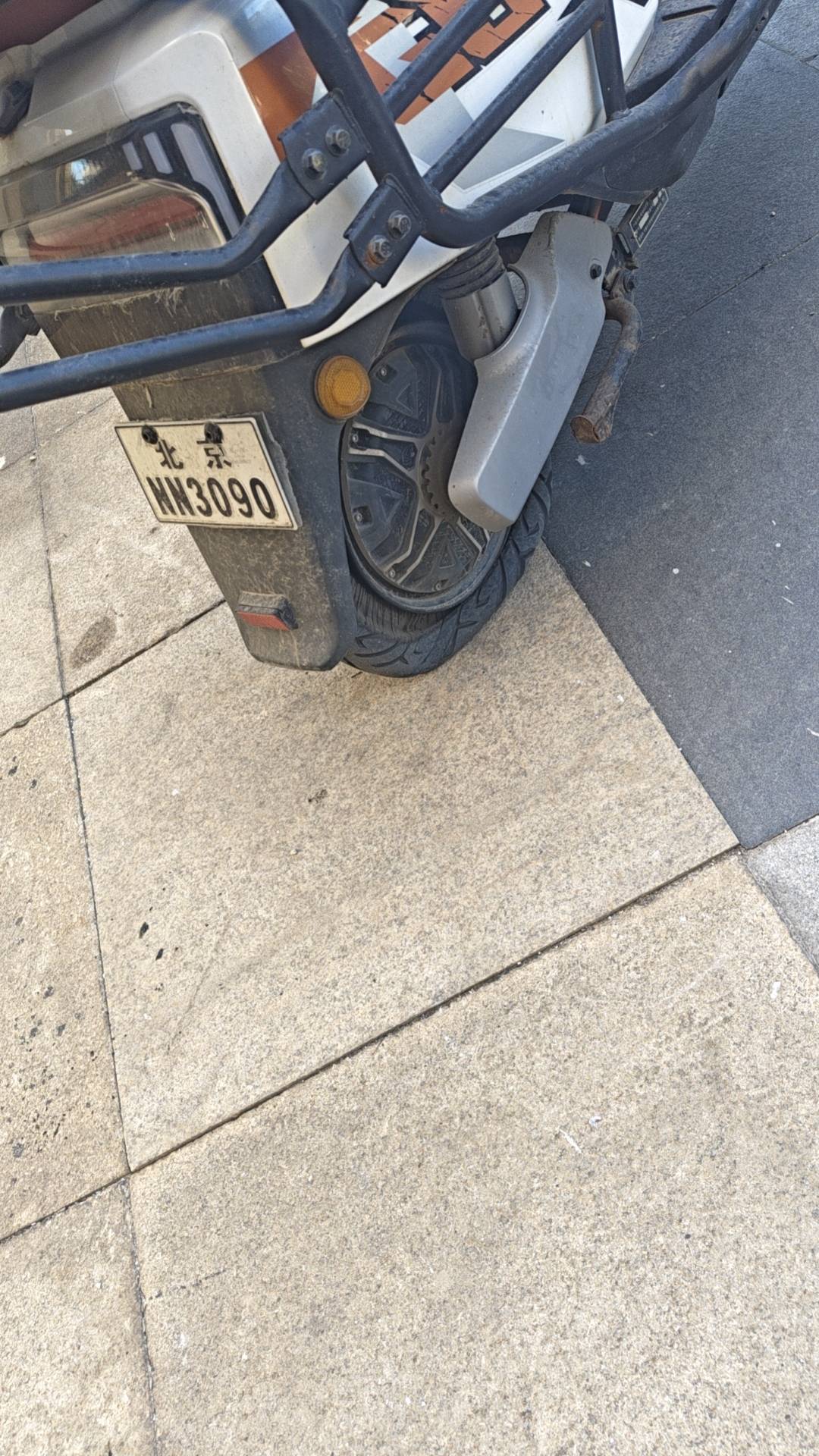 太倒霉了，今天去上班，一分钱没挣到，还把车胎扎了，打了个电话叫救援，换胎花了180
64 / 作者:卡农咚咚 / 