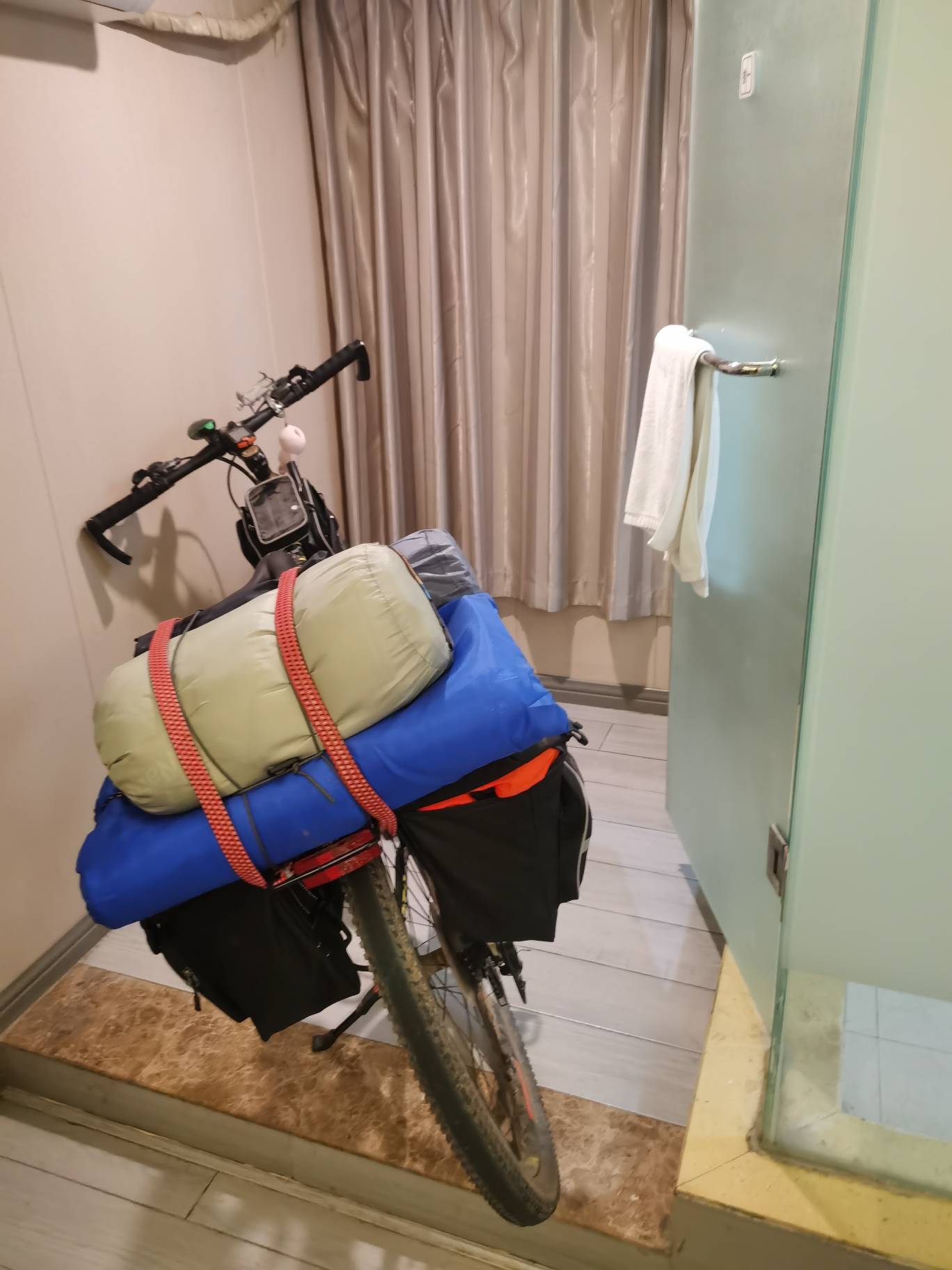 今天还可以，搞了200多块，晚上不用住帐篷，这几天太冷了，花了70块钱开了个房，洗洗52 / 作者:生活好难呀 / 