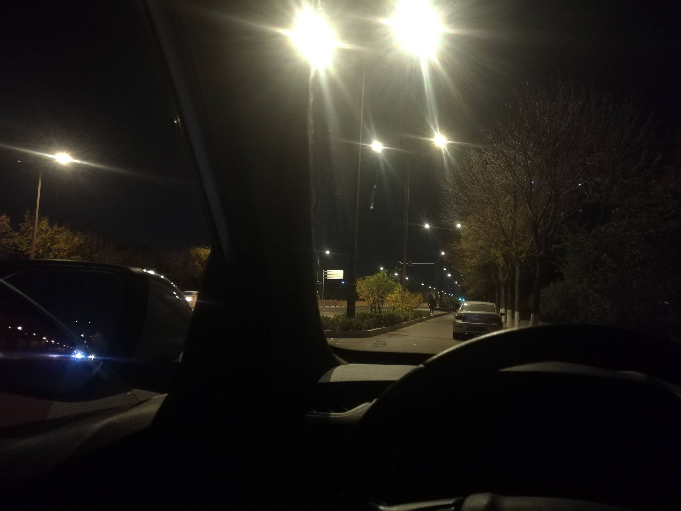 绝望了 没地方去 晚上只能睡车里了 一天偷闲搞了63 加油加了50 买了盒烟 就剩下2块 本14 / 作者:努力优秀_ / 