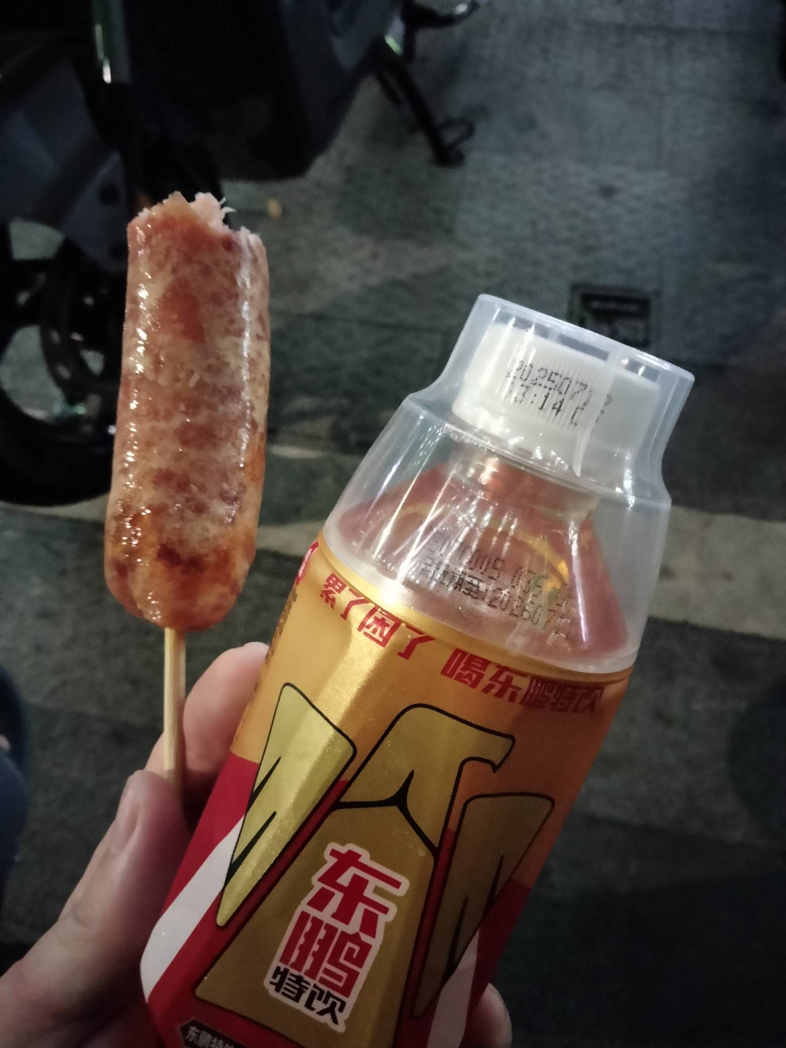 夜班吃点东西休息一会，10月份上了28天班，国庆中秋加班有4天3倍工资，算下来10月份的97 / 作者:君子之交淡如水 / 