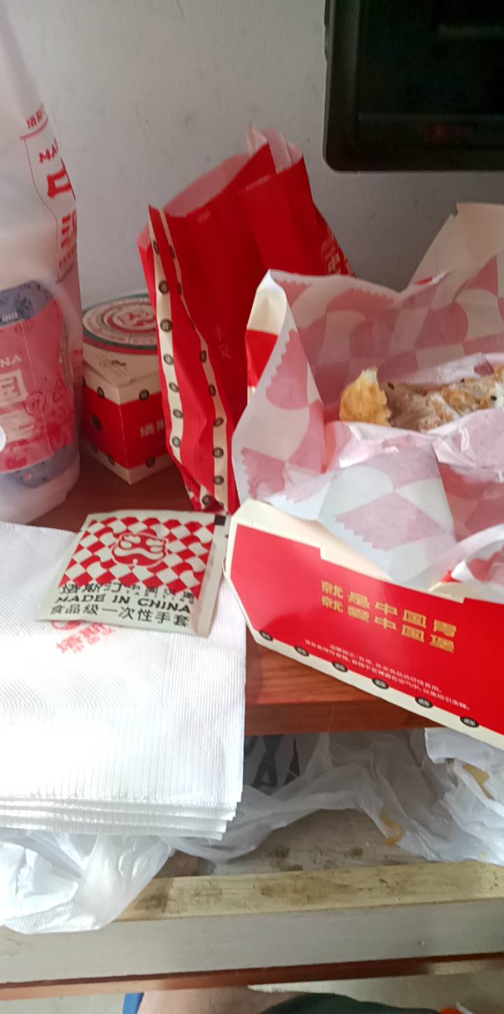 午饭时间到老哥们都吃了吗，京东领了一堆券，10块钱吃了个饭喷射T餐

88 / 作者:华子拍华子 / 