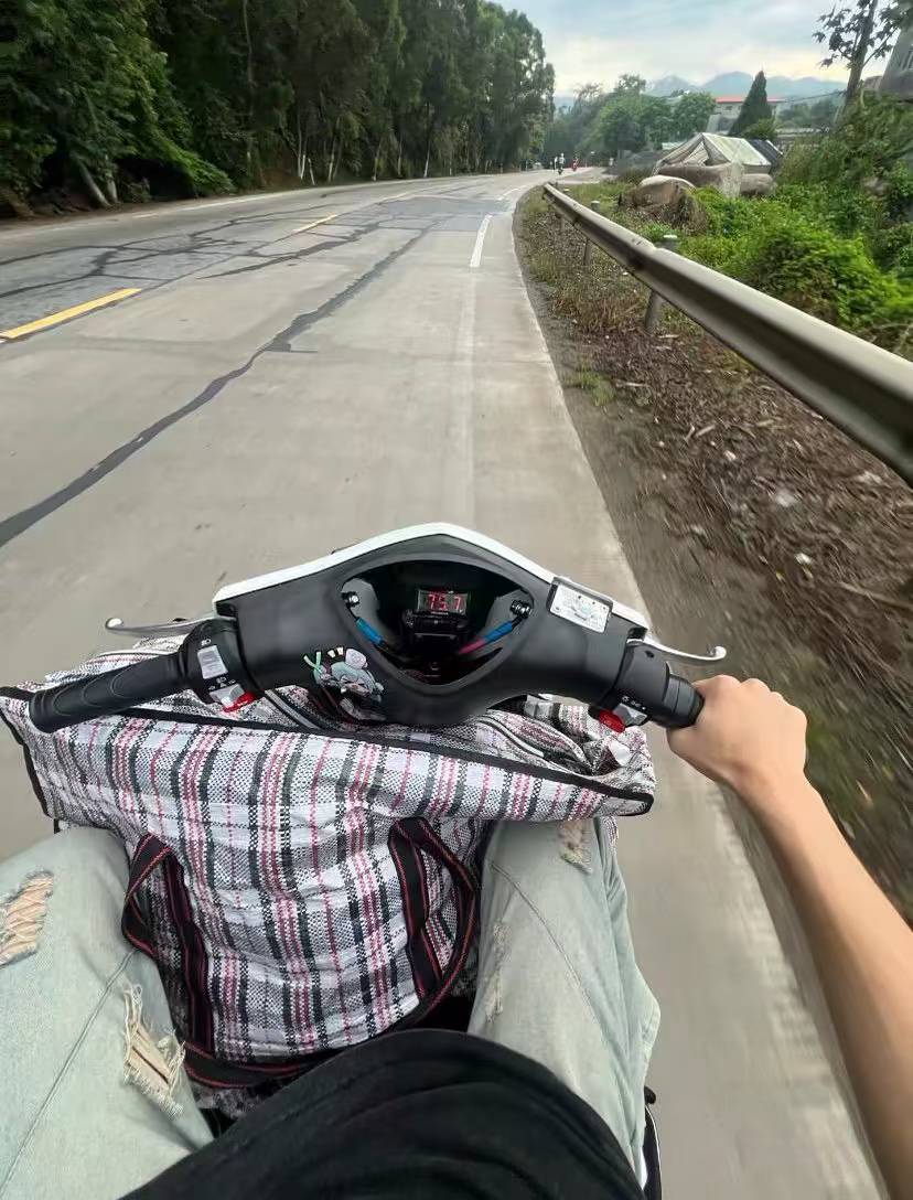 男人可以什么都没有，一定要有个车，因为回家和流浪都方便。

26 / 作者:一天两顿拼好饭 / 