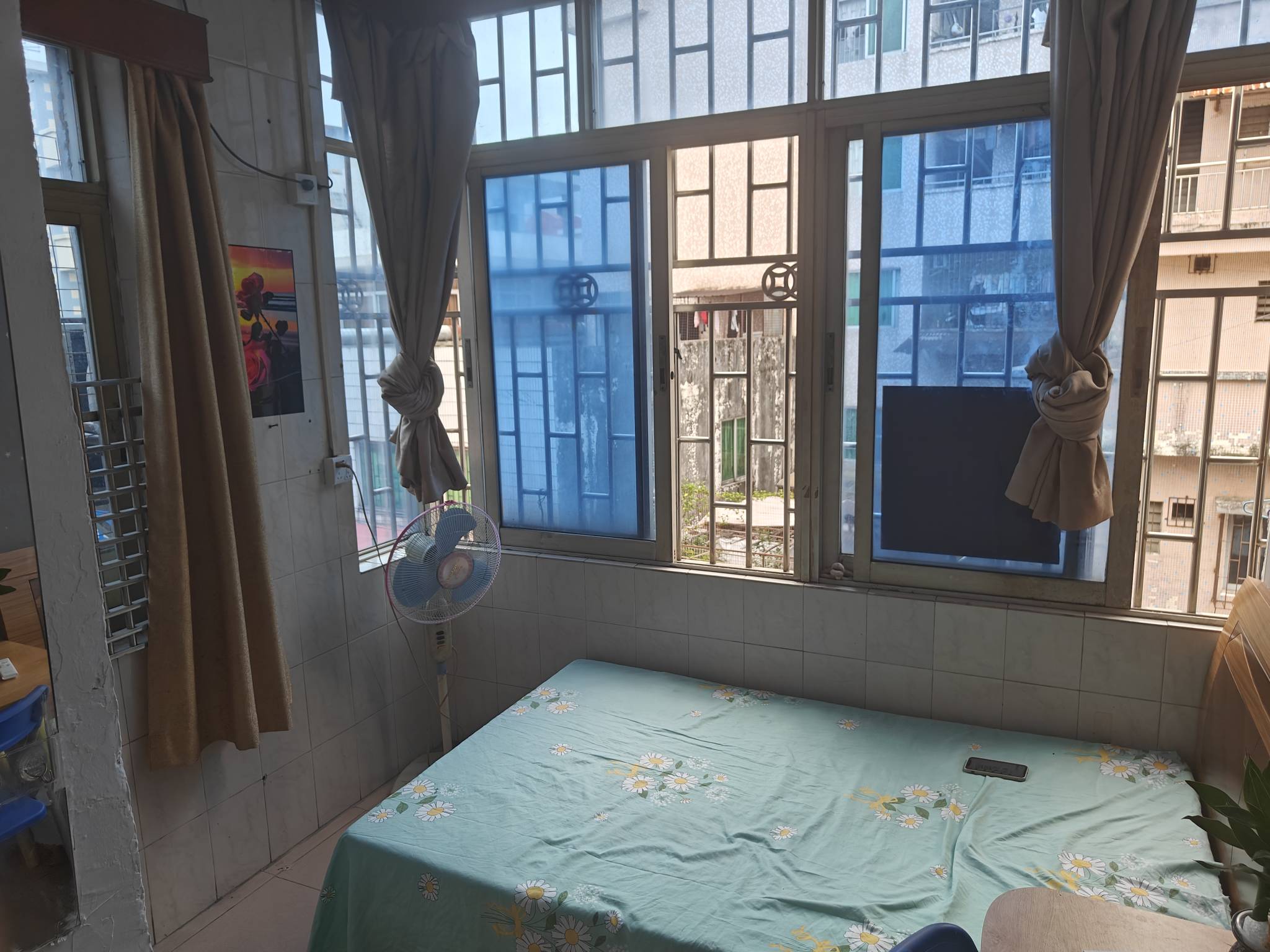 260的这个怎么样，有空调热水器风扇WiFi
在3楼
1块2的电5块一吨钱
算好还是差

16 / 作者:哦DJ / 