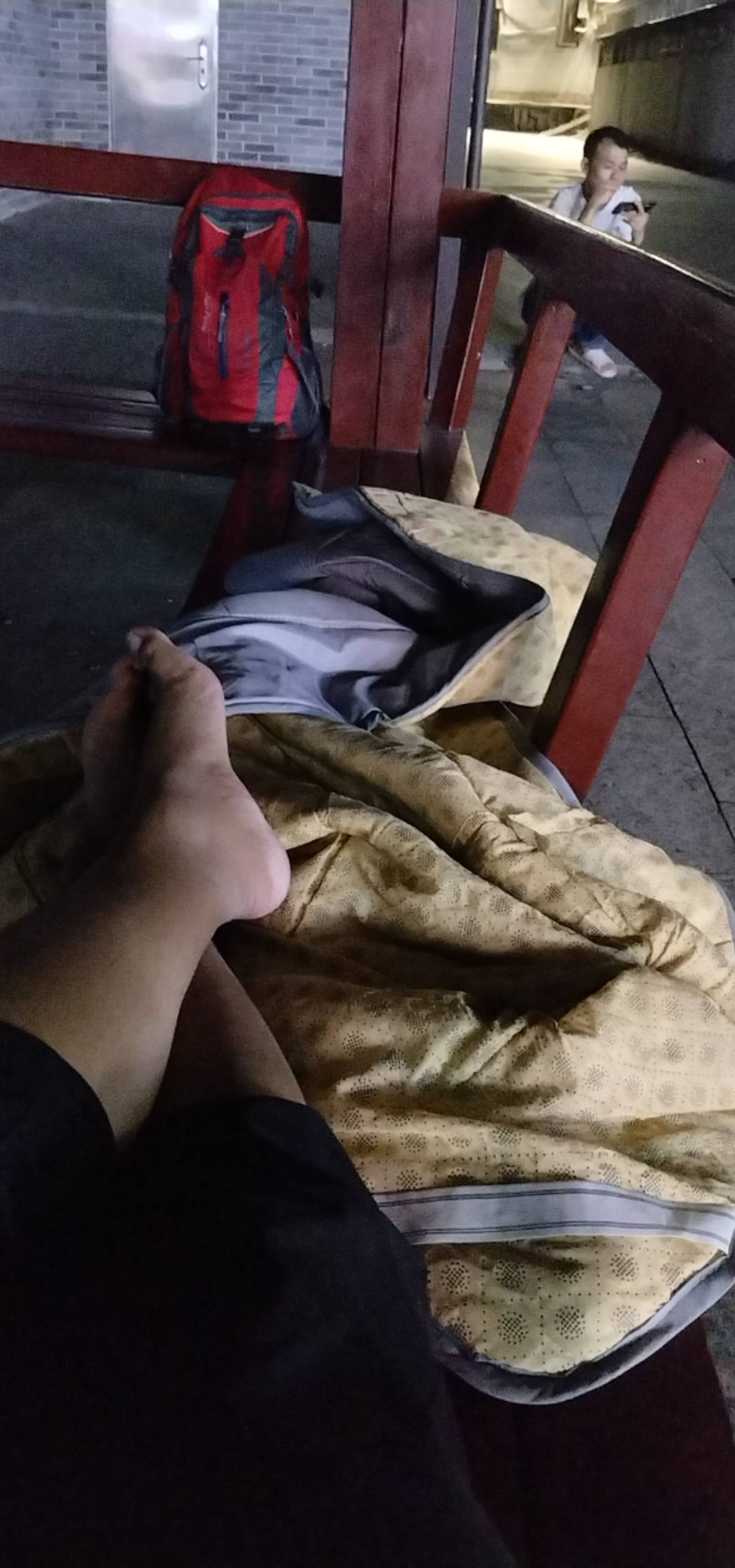 又是睡公园的一天，这天气越来越冷了，得往云南跑了，不然受不了了

12 / 作者:开元杀猪盘 / 