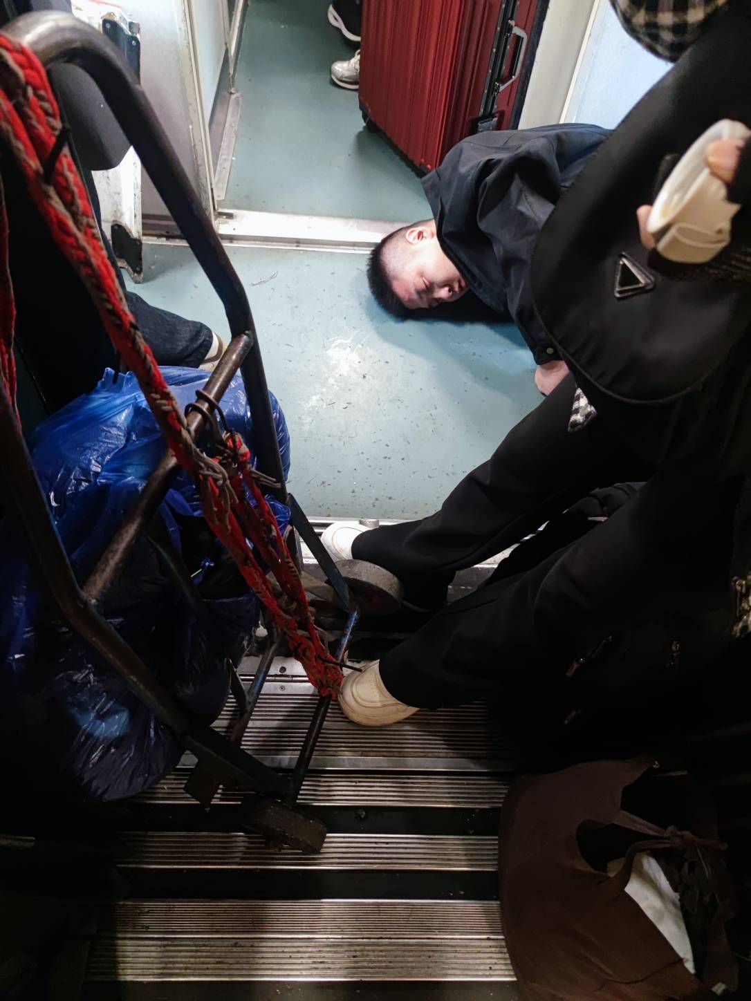 坐火车，一个老哥坐门口就睡着了，还打着呼噜，旁边人叫他拍他都不醒。
刚到站要下车32 / 作者:sdgdfe / 