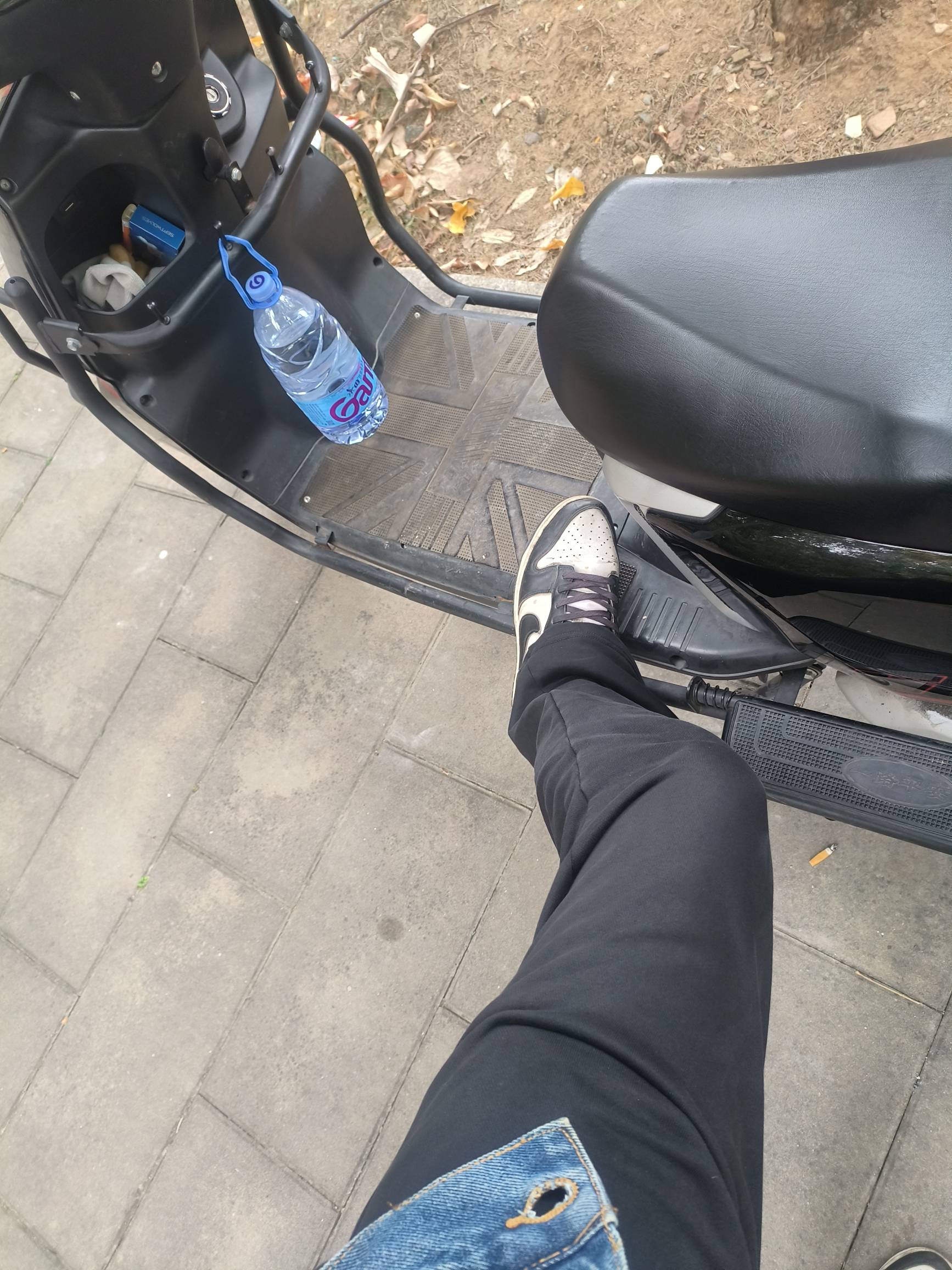 一辆挂壁电瓶车天天挂壁公园带不带派房东白天会过来，天天躲到晚上回去睡觉，欠了半个53 / 作者:kim哥哥 / 