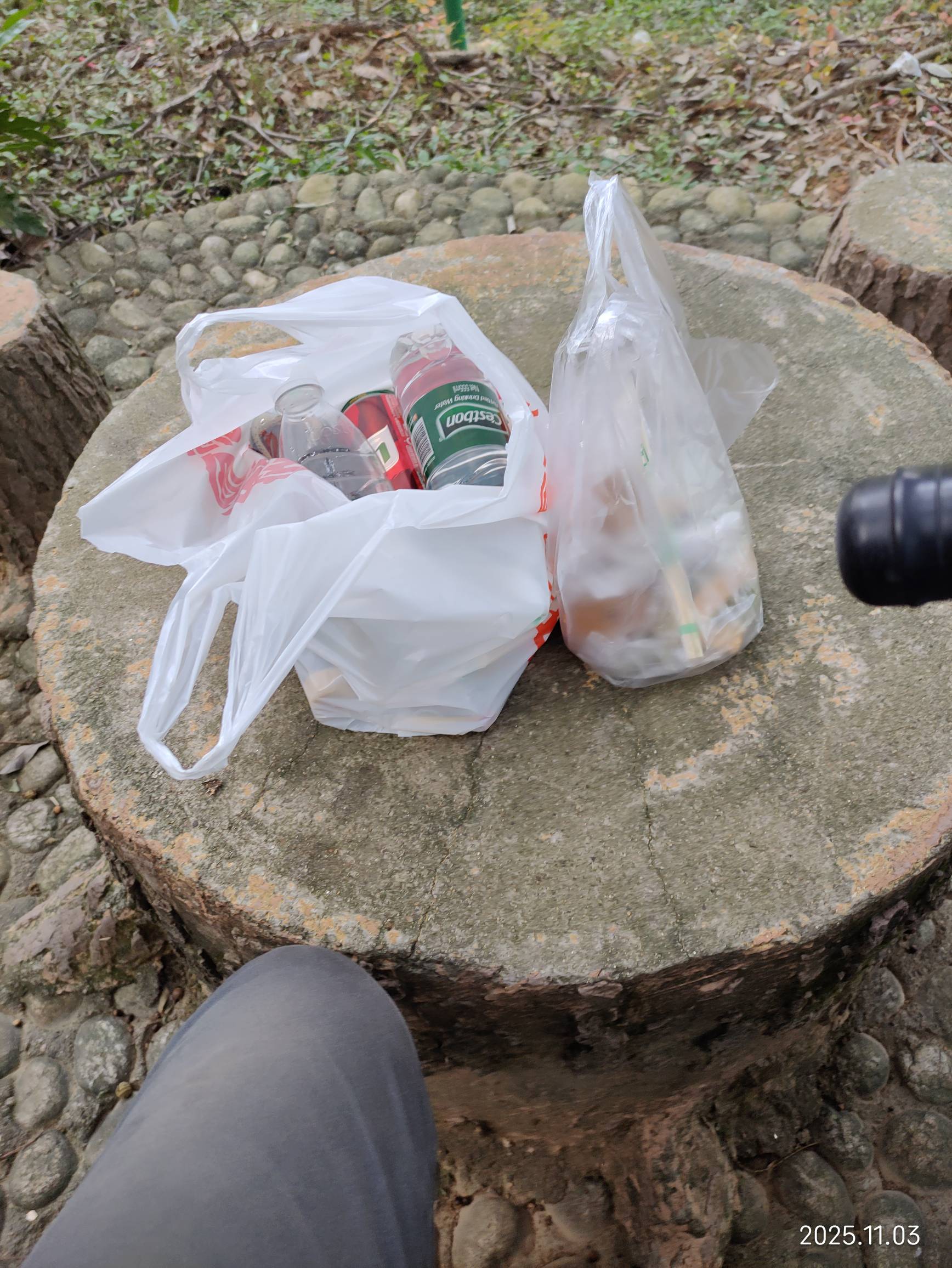 老哥们，挂比瘫痪了，只能找个荒地吃点喝点了




56 / 作者:红菜苔 / 