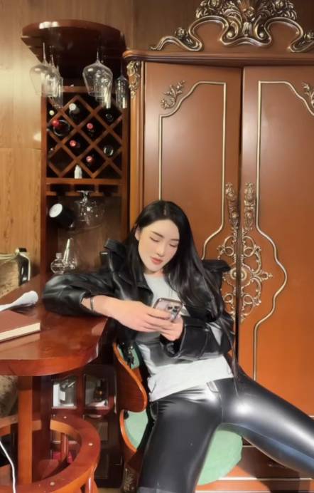 老哥们平常也是这样瘫坐椅子上嬉皮笑脸的玩手机。

79 / 作者:李霸霸哦 / 