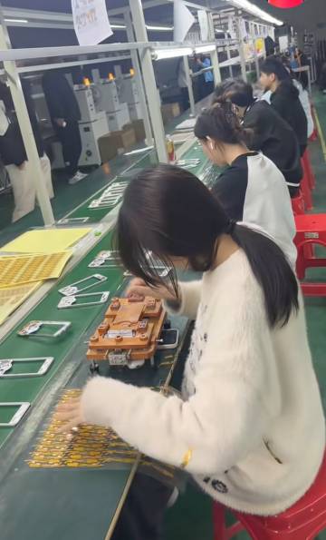 厂长说打工就不要谈恋爱，感情是流水线的大忌

81 / 作者:变了格局小了 / 