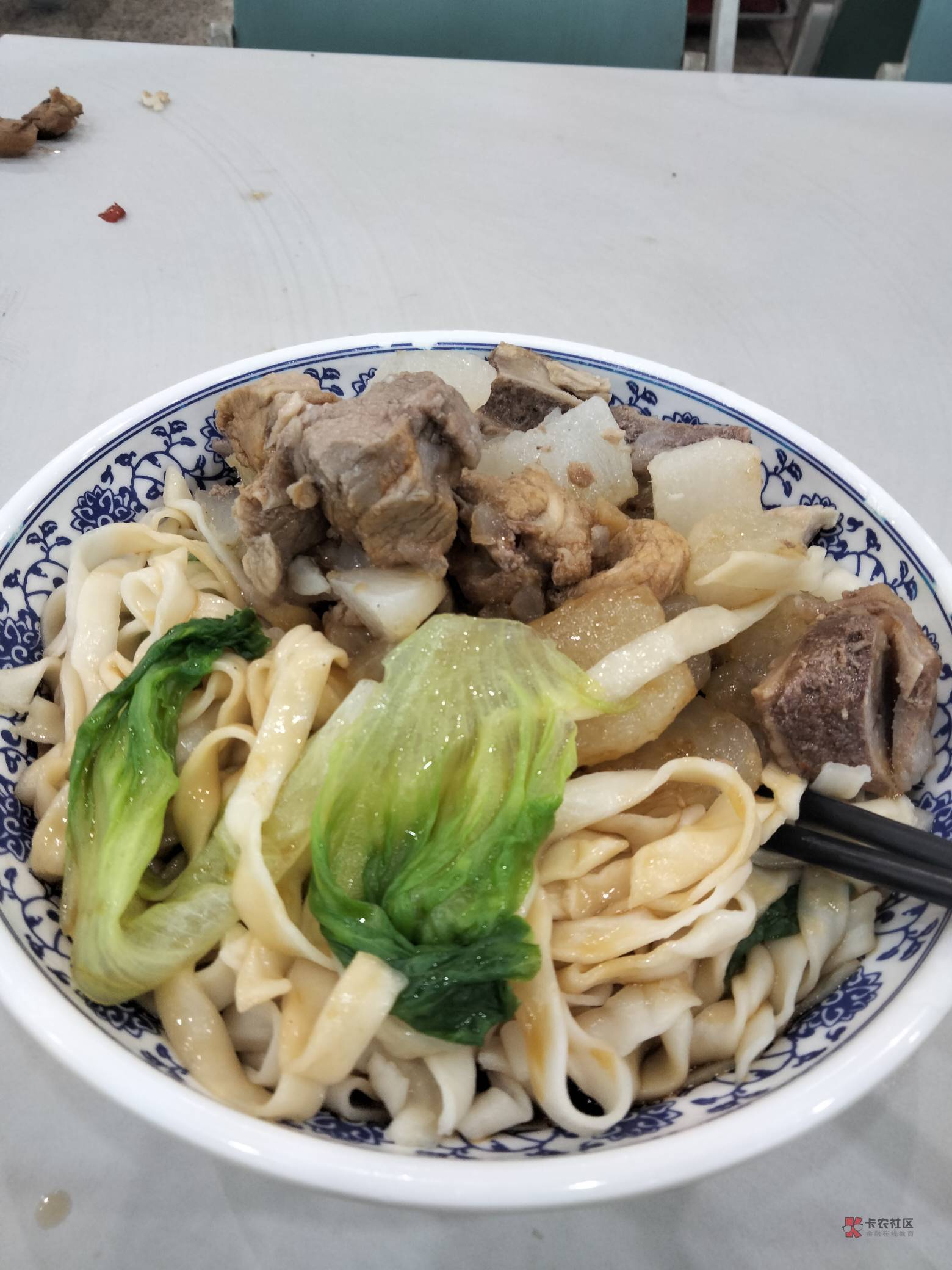 在食堂吃碗面准备上班。老哥们赶紧进厂稳工,还有3个月就过年,别幻想羊毛了,进厂先5 / 作者:君子之交淡如水 /  在食堂吃碗面准备上班。老哥们赶紧进厂稳工,还有3个月就过年,别幻想羊毛了,进厂先5 / 作者:君子之交淡如水 /