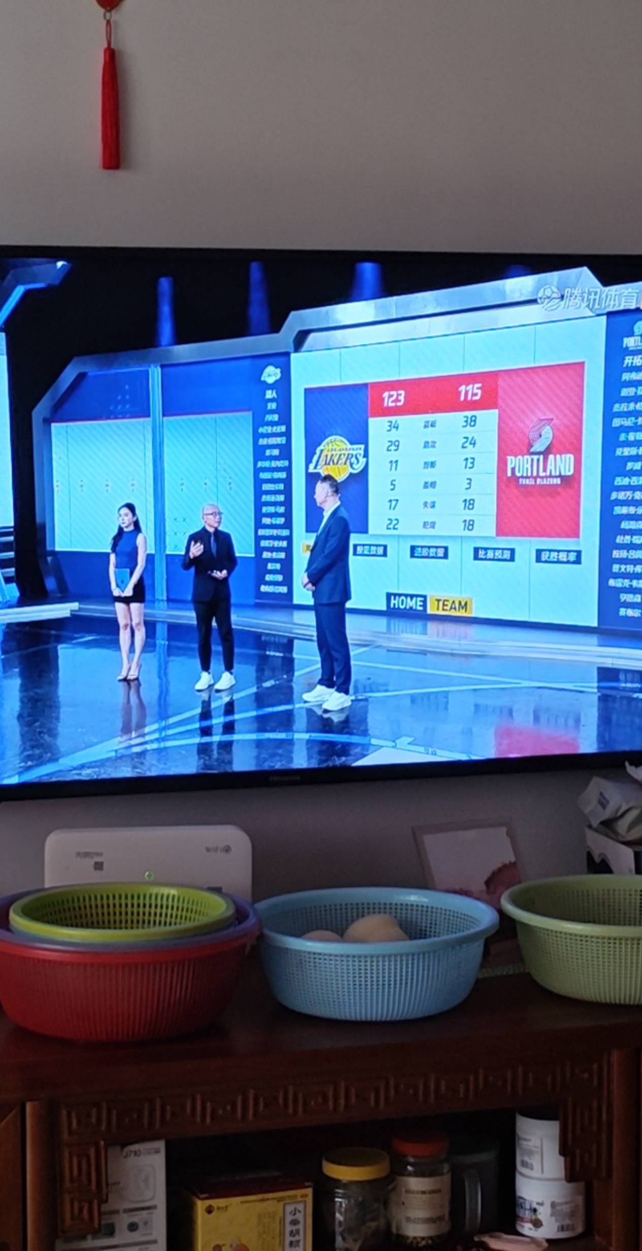 季前赛10多分钟。常规赛前几场三分五分钟。现在一秒钟都不给了。杨零分。不自律。打个81 / 作者:我不是女的 / 